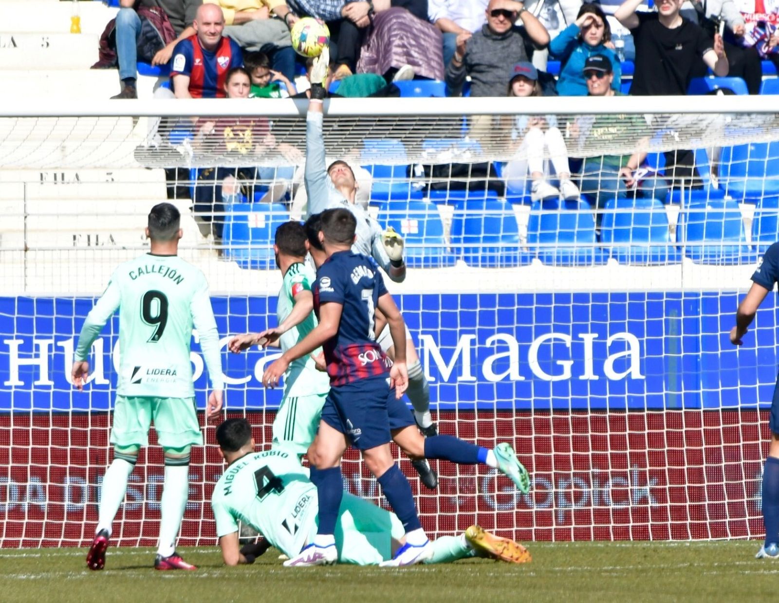 Una acción del partido de este domingo en Huesca