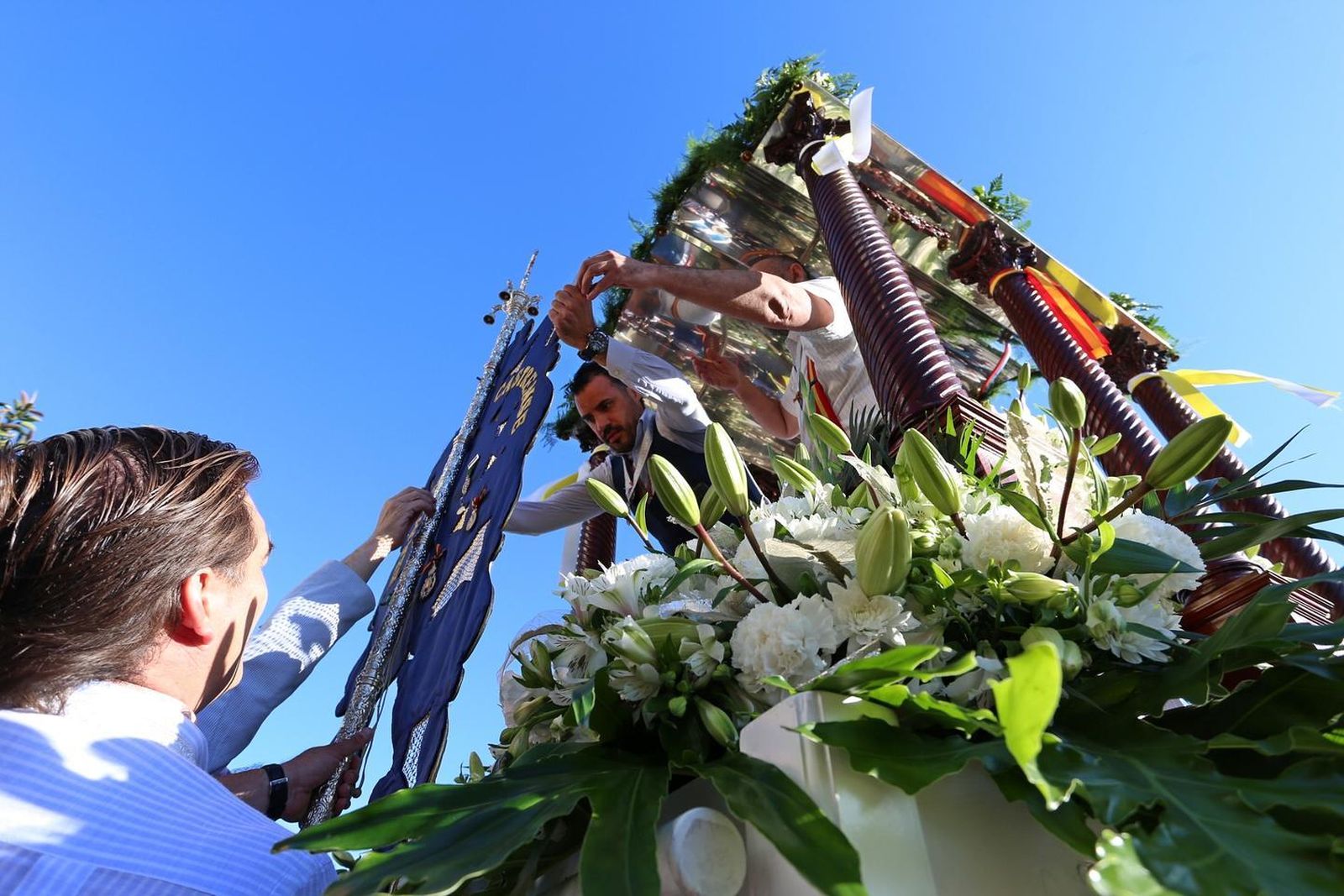 La salida hacia El Rocío de la Hermandad Castrense