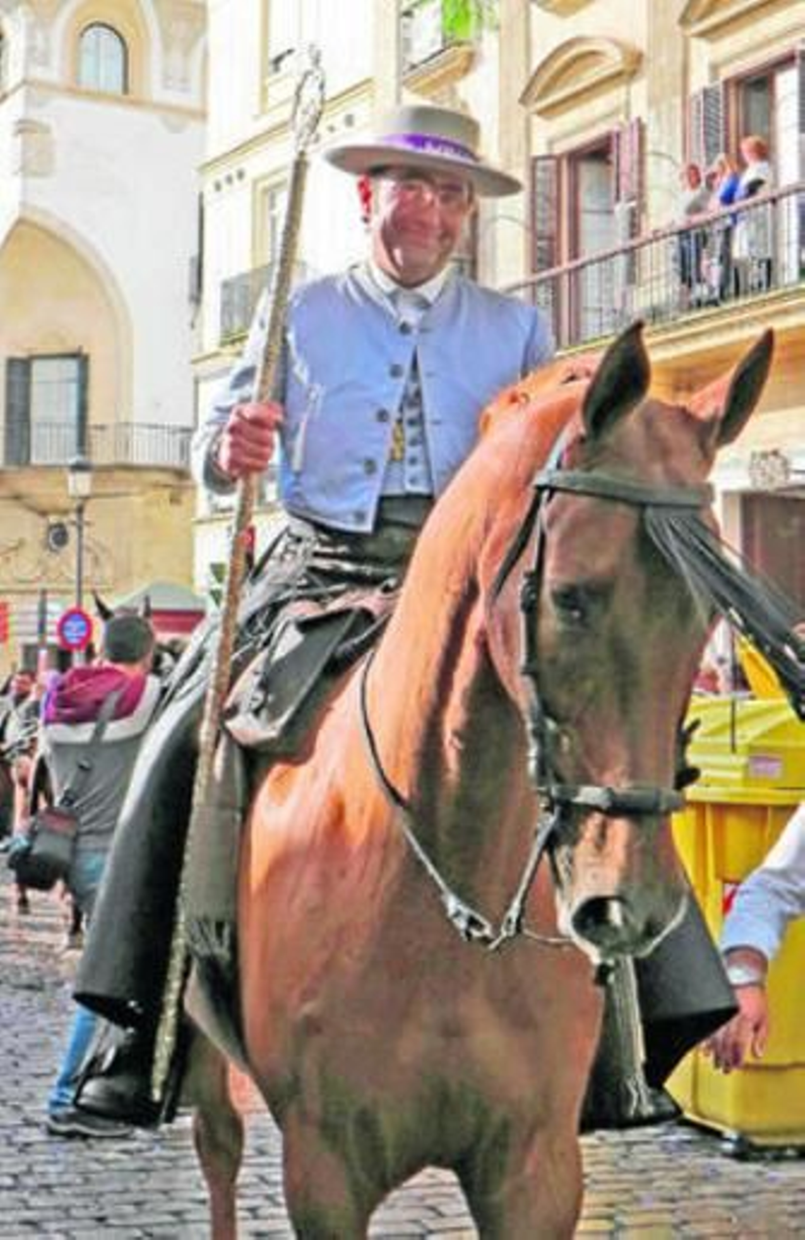 Raúl Rodríguez ayer a caballo en la calle Porvera, momentos antes de partir hacia El Rocío.