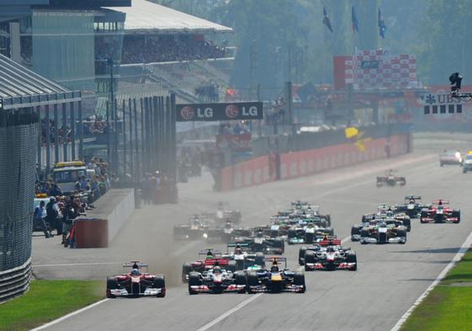 Vettel también gana en Monza y Alonso acaba tercero tras llegar a liderar la carrera. / AFP