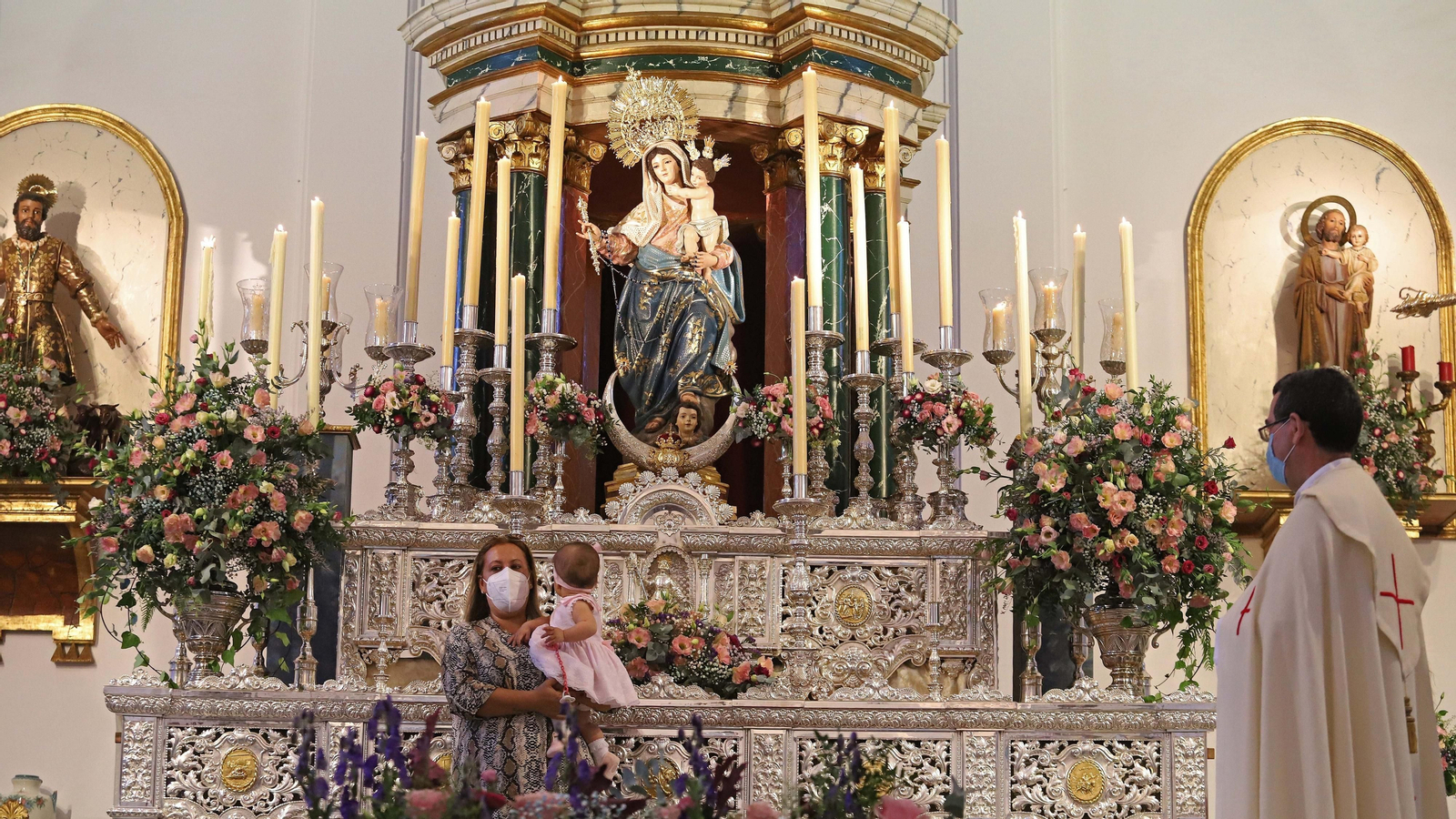 Fotos de la presentación de niños a la Virgen del Rosario en Los Barrios