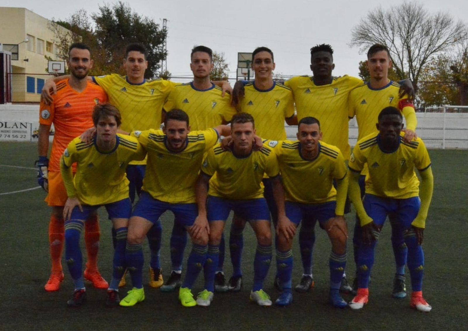 Formación inicial del filial cadista en el encuentro de hoy.