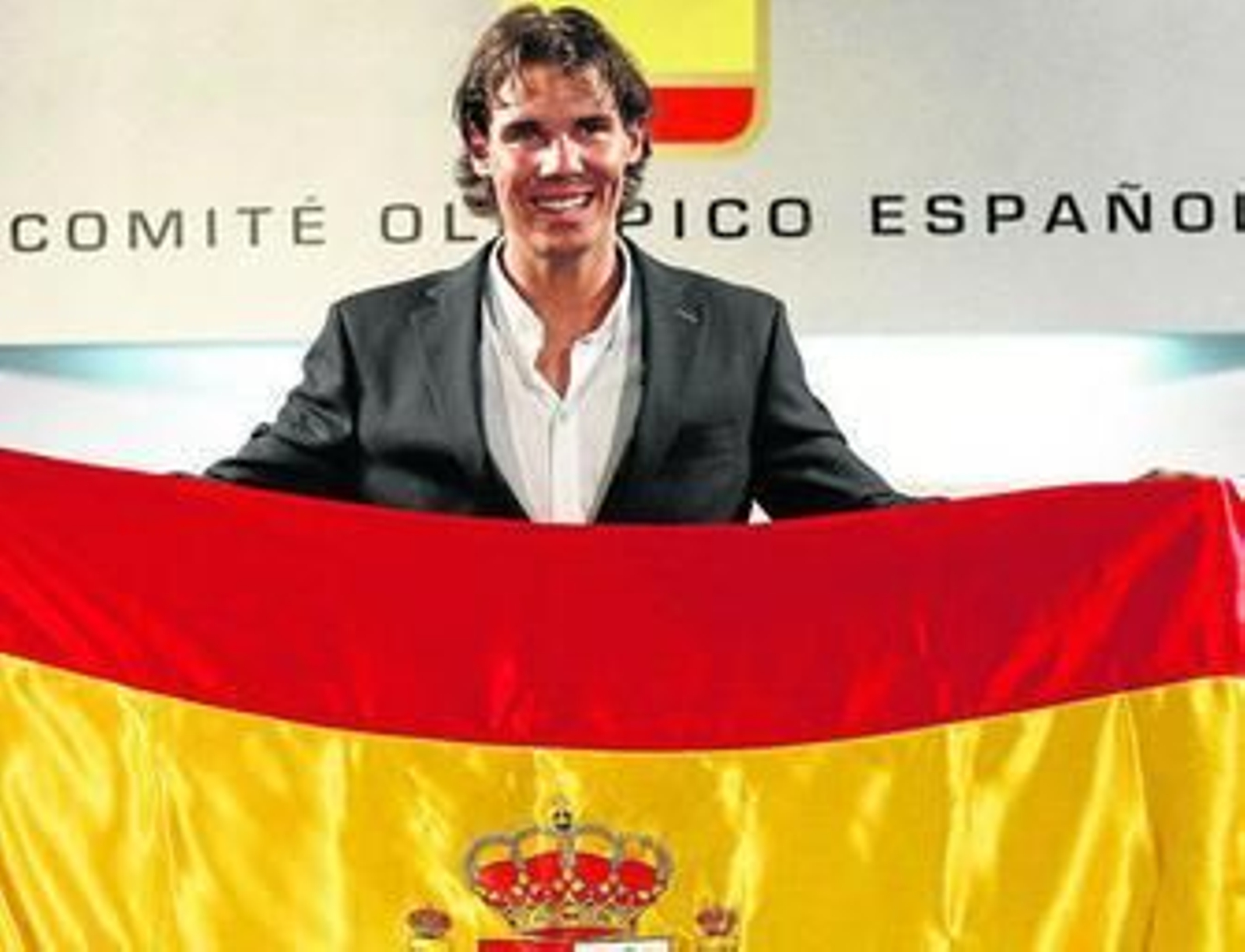 Rafa Nadal posa con la bandera nacional en la sede del Comité Olímpico Español.