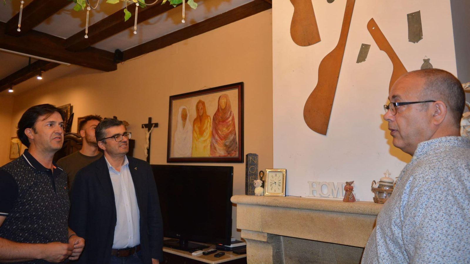 El delegado Javier Martín Cañizares entrega al presidente de la Asociación de Guitarreros de Granada, Johannes T’Kindt, la Carta de Artesano