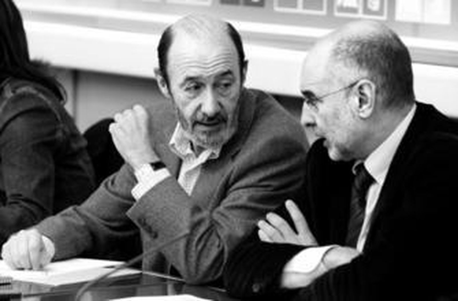 Alfredo Pérez Rubalcaba y el portavoz del PSE, Rodolfo Ares, en la Ejecutiva socialista que analizó el lunes los resultados electorales.