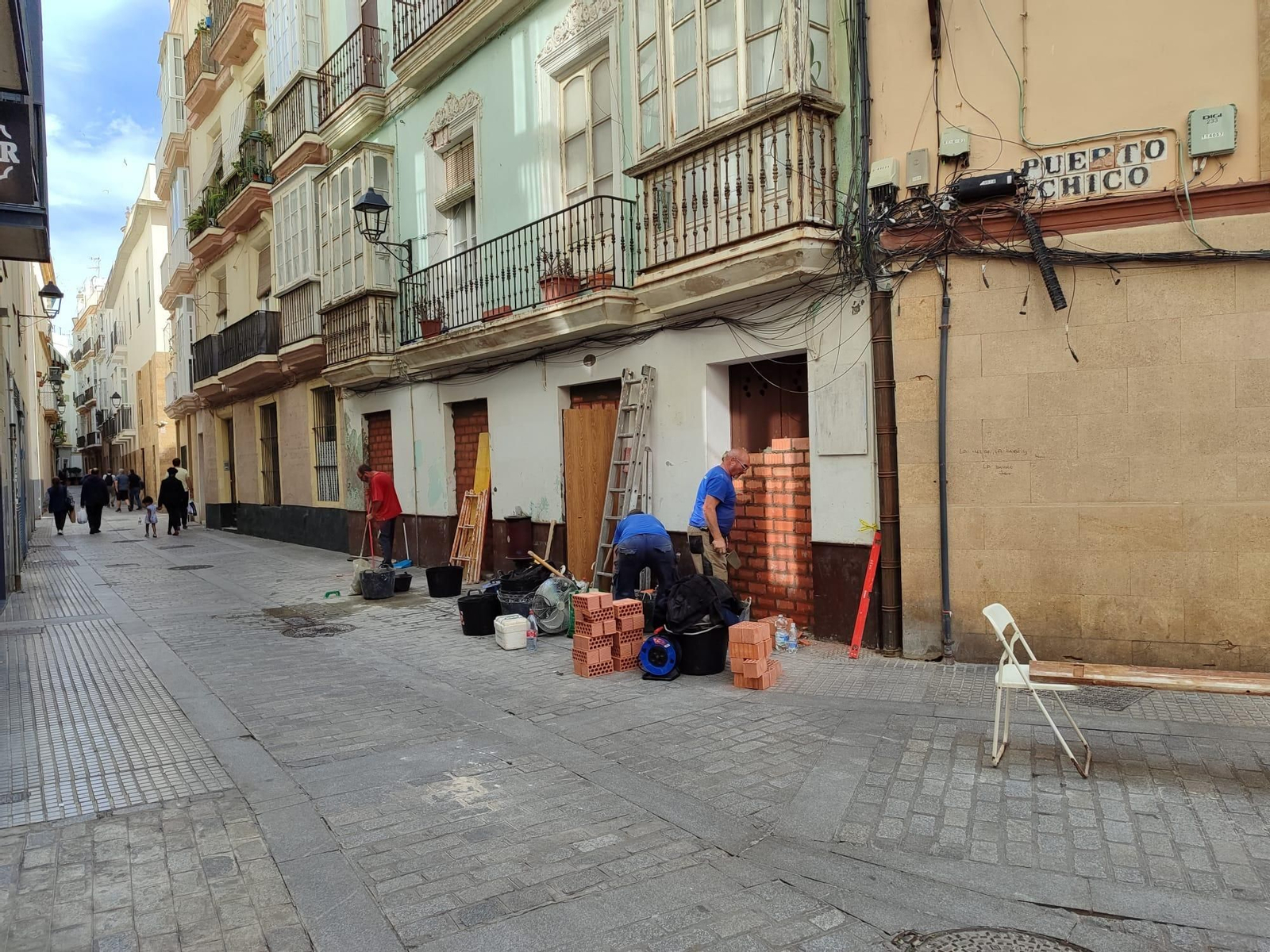 Operarios tapian con ladrillos las ventanas de la finca.