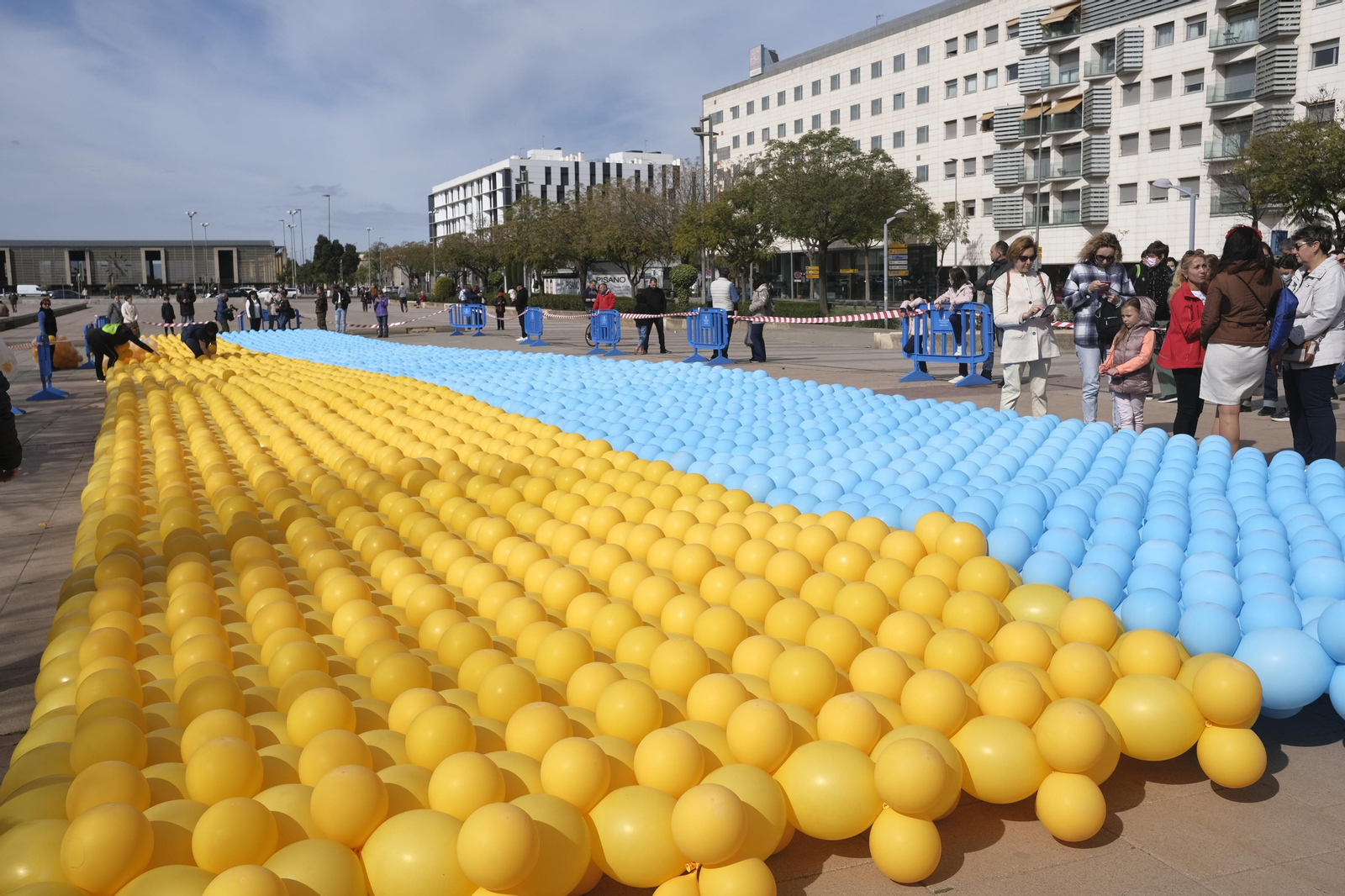 Así ha sido el acto solidario con más de 10.000 globos para formar la bandera de Ucrania en Córdoba