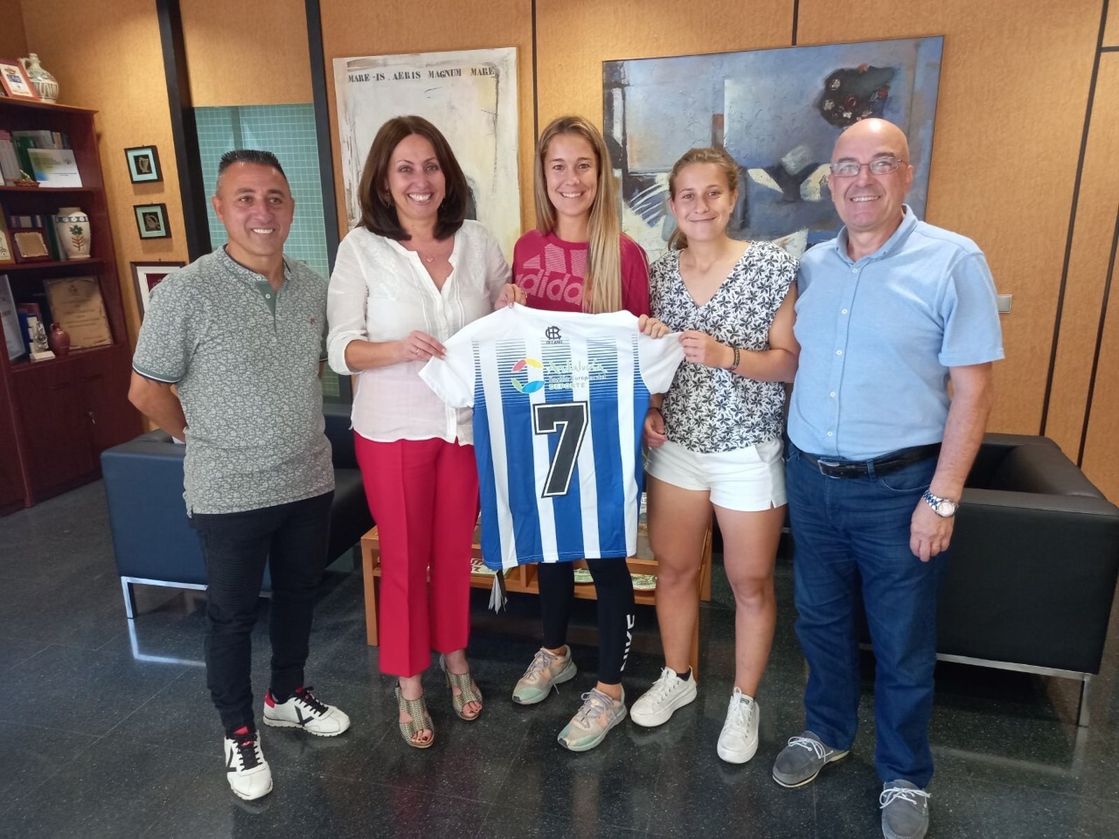 Un  momento de la recepción de Estela Villalba al Recreativo femenino de fútbol playa.