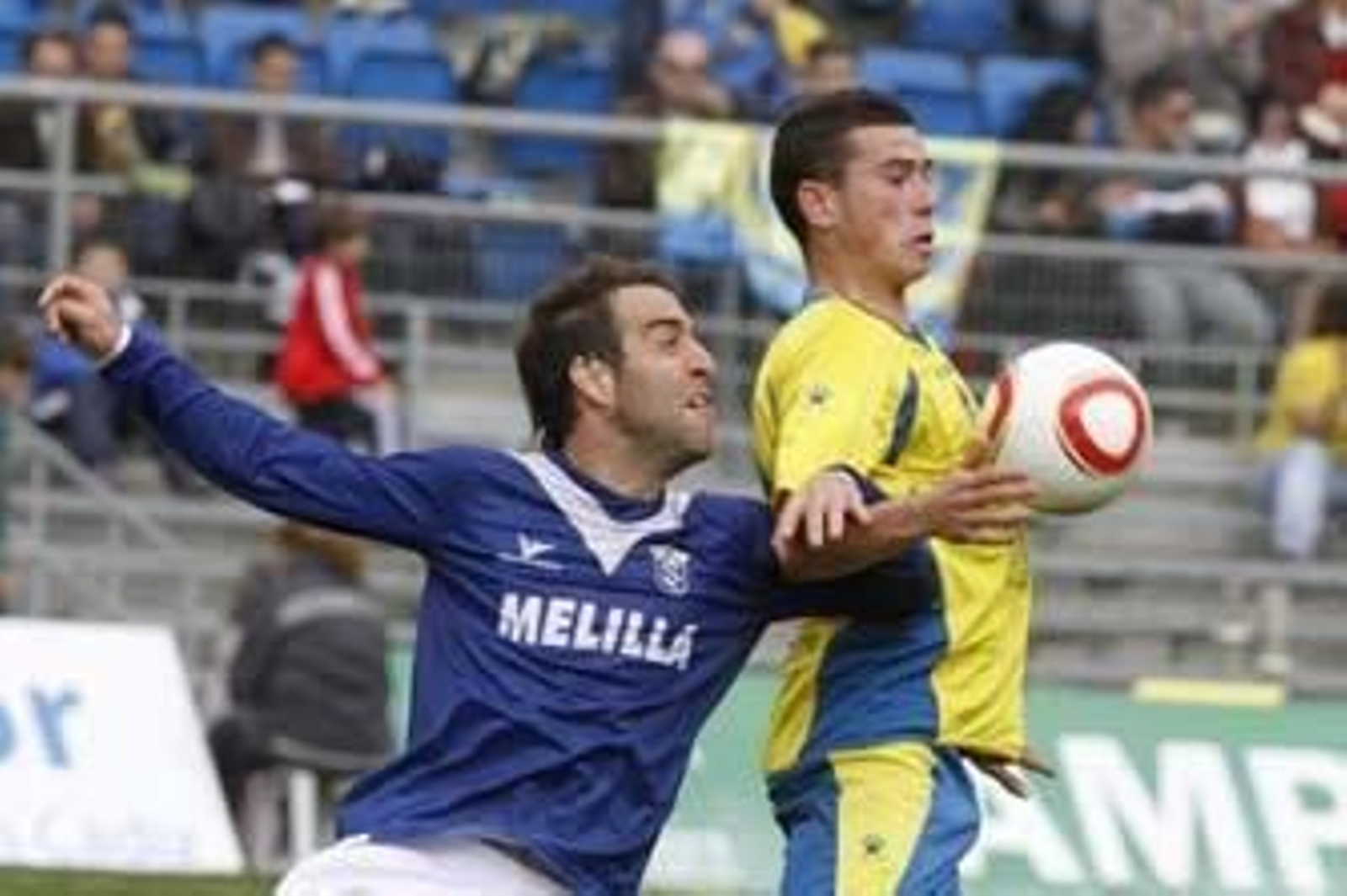 José Miguel Caballero controla el balón en un partido de la presente temporada. /Lourdes de Vicente