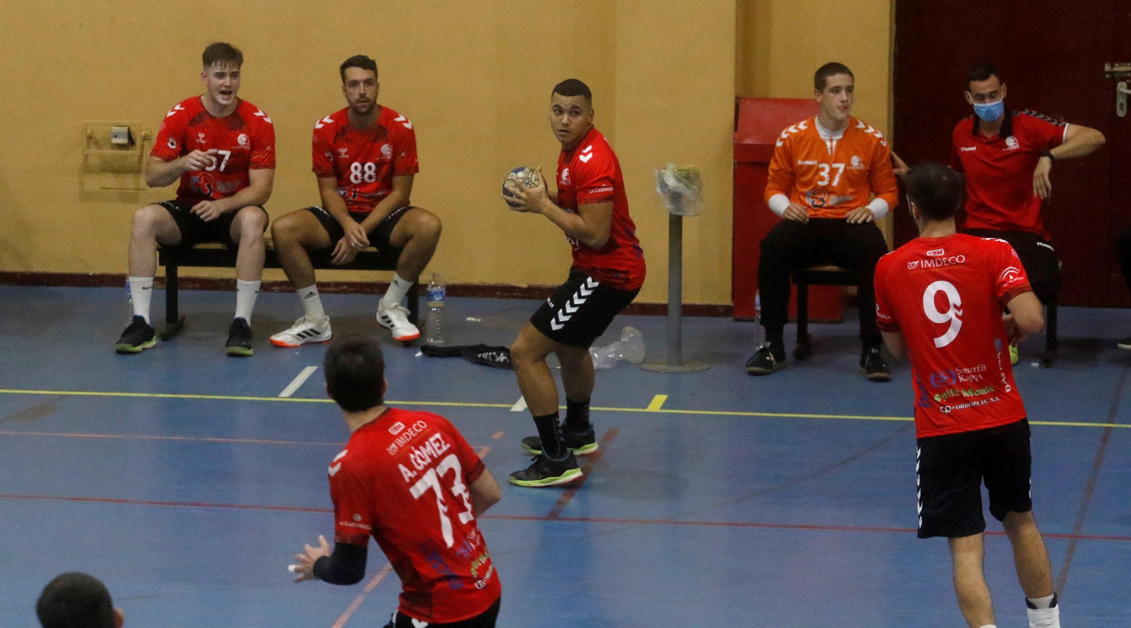 El Cajasur Córdoba BM circula el balón en un partido en Fátima.