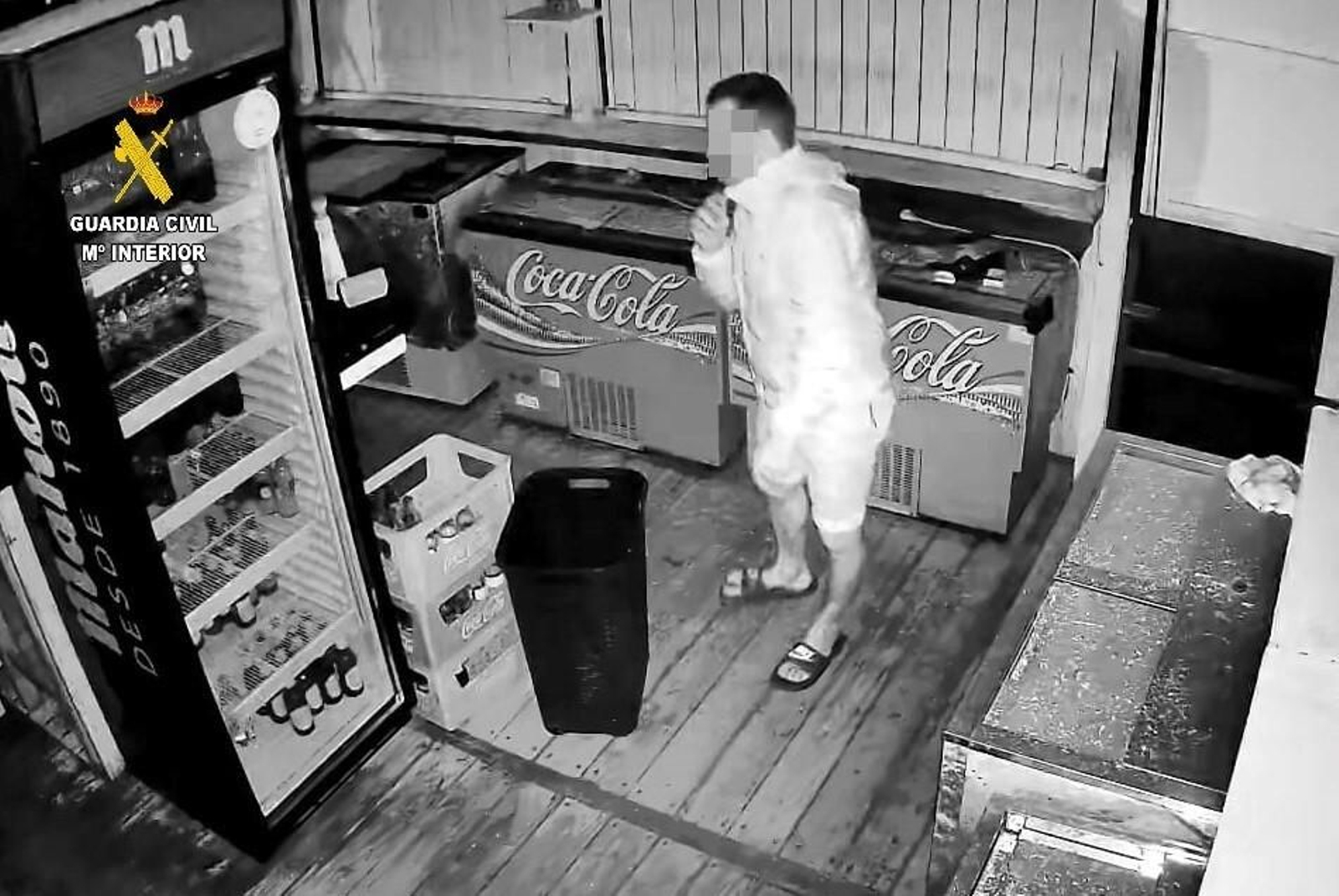 El detenido, captado por una cámara de vigilancia de uno de los locales.