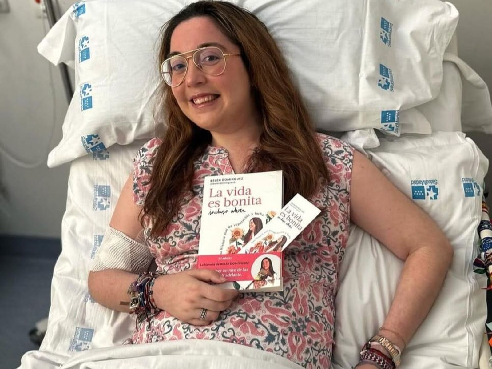 Belén Domínguez sorteando dos de sus libros y un marcapáginas en su cuenta de Instagram