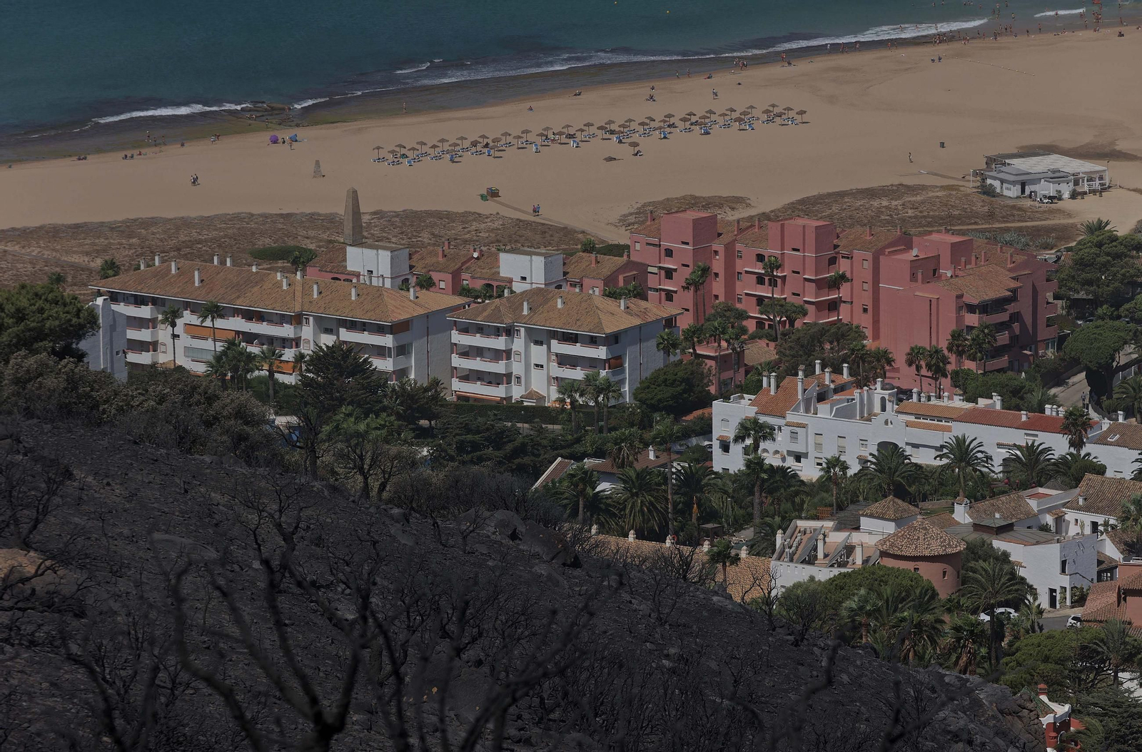 Así han quedado Atlanterra y Zahara de los Atunes tras el incendio forestal en la Sierra de la Plata de Tarifa