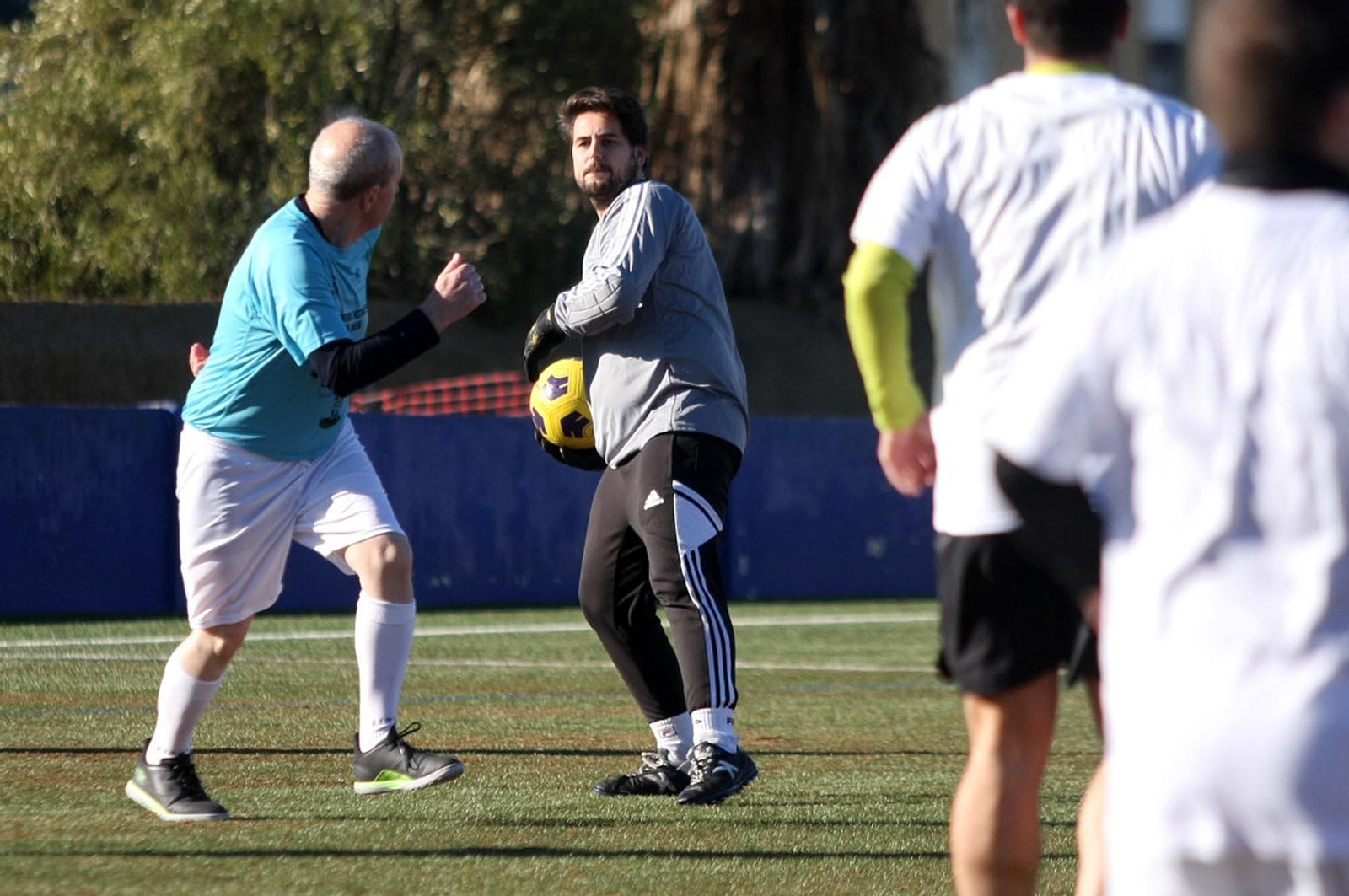 Imágenes del partido homenaje a los árbitros históricos de fútbol de Huelva