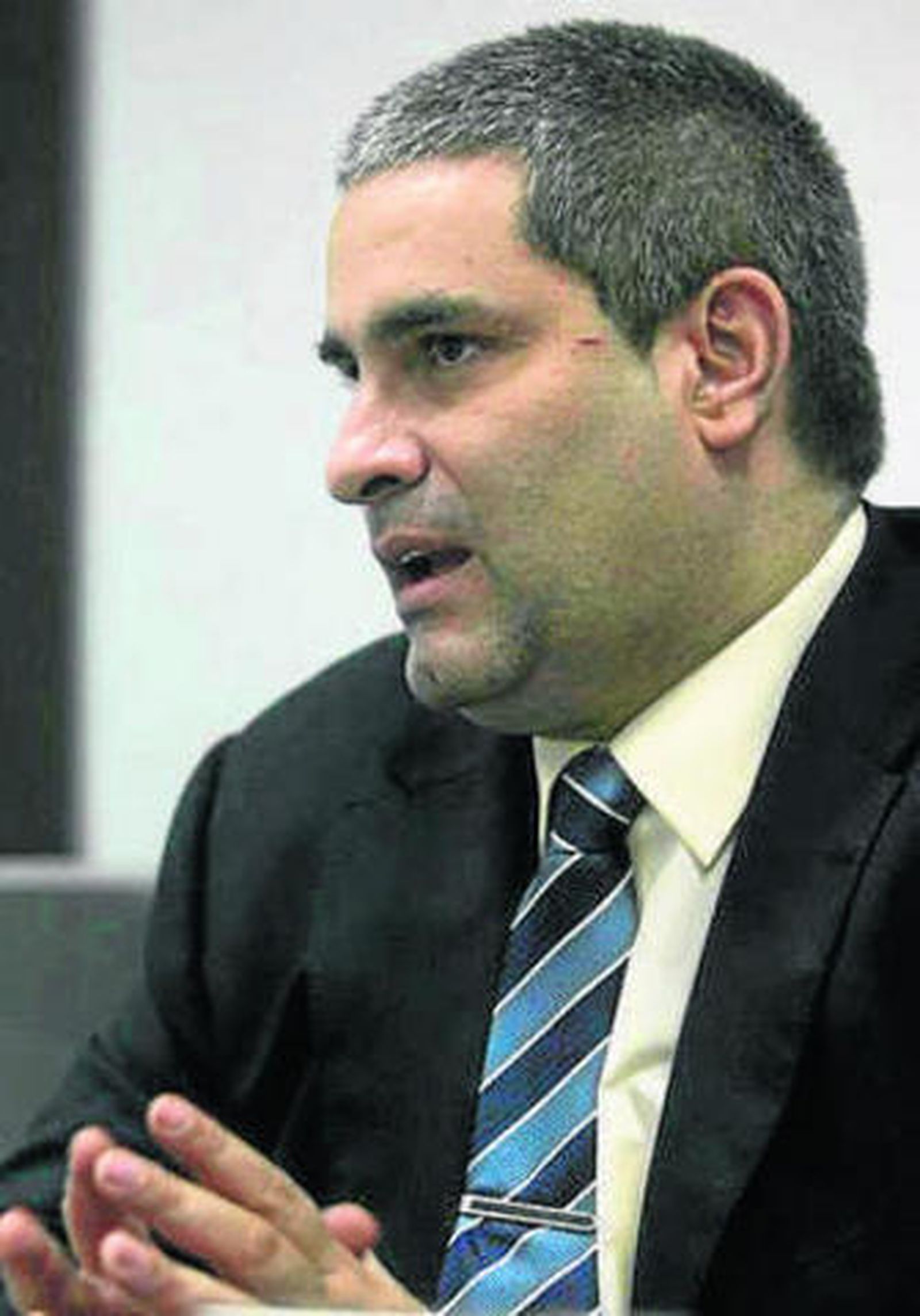 Juan Cisneros, fiscal jefe.