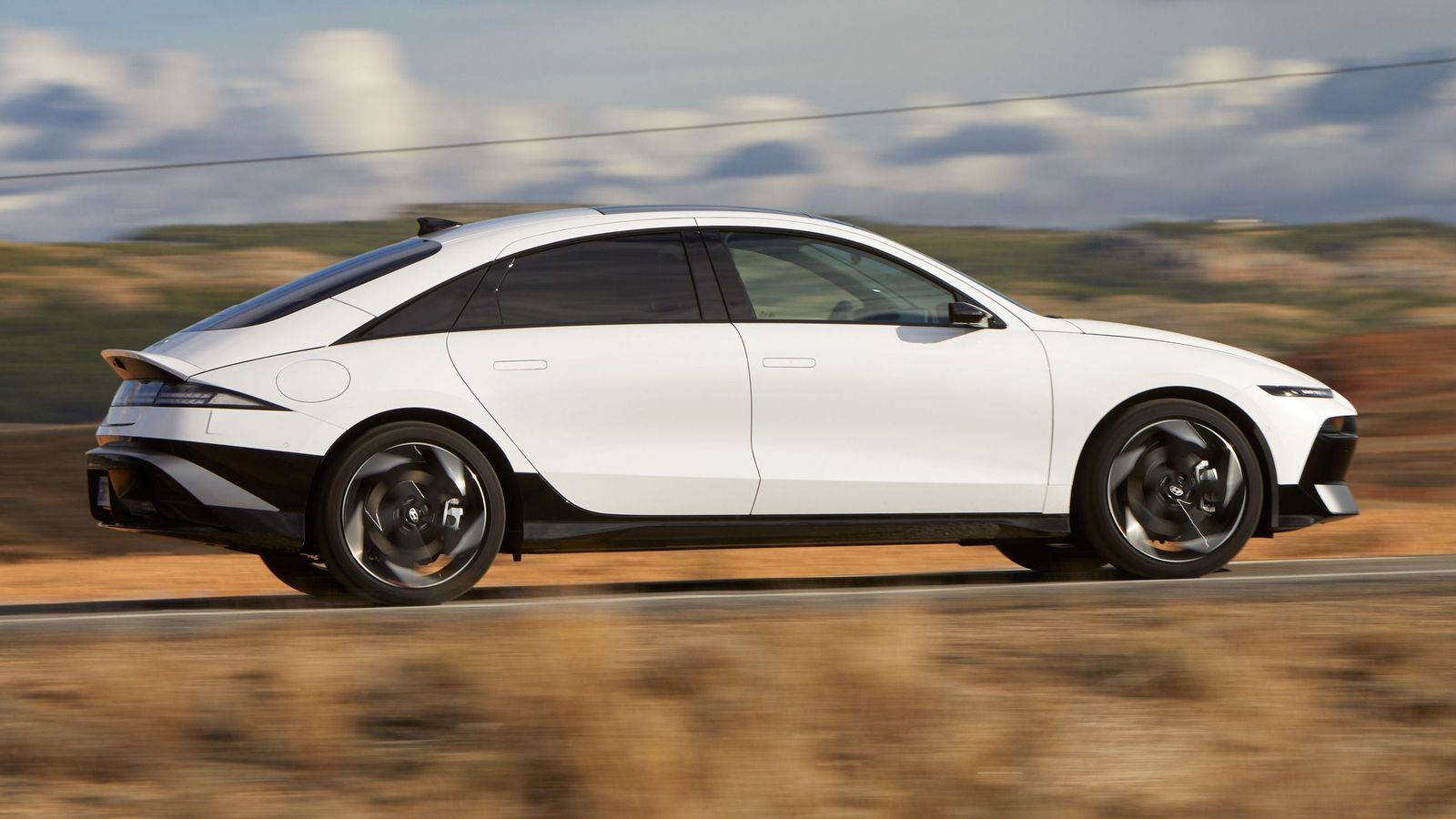 Hyundai reserva el acabado N Line para los dos motores más potentes que, hasta la llegada del N, tiene el Ioniq 6; en ambos casos, siempre con la batería más capaz disponible.