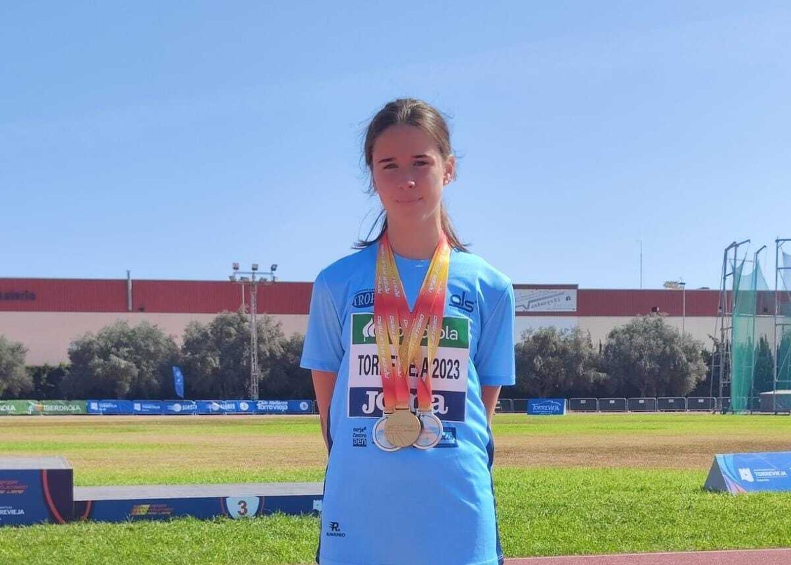 Marta Barroso, con las medallas conquistadas en Torrevieja con el Cuevas de Nerja
