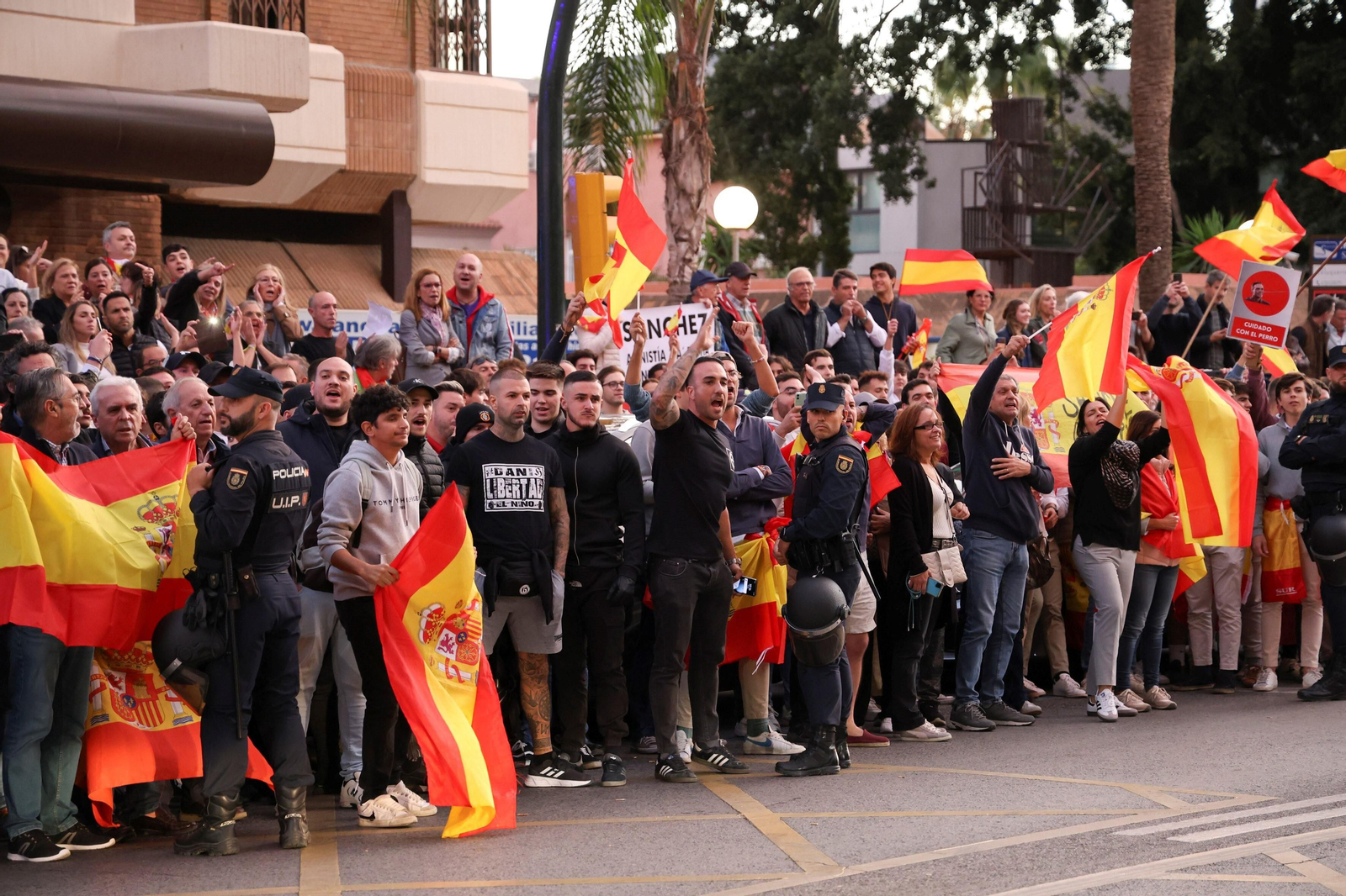 Las fotos de la protesta en Málaga contra Pedro Sánchez: "Se vende España por 7 votos" Las fotos de la protesta en Málaga contra Pedro Sánchez: "Se vende España por 7 votos"