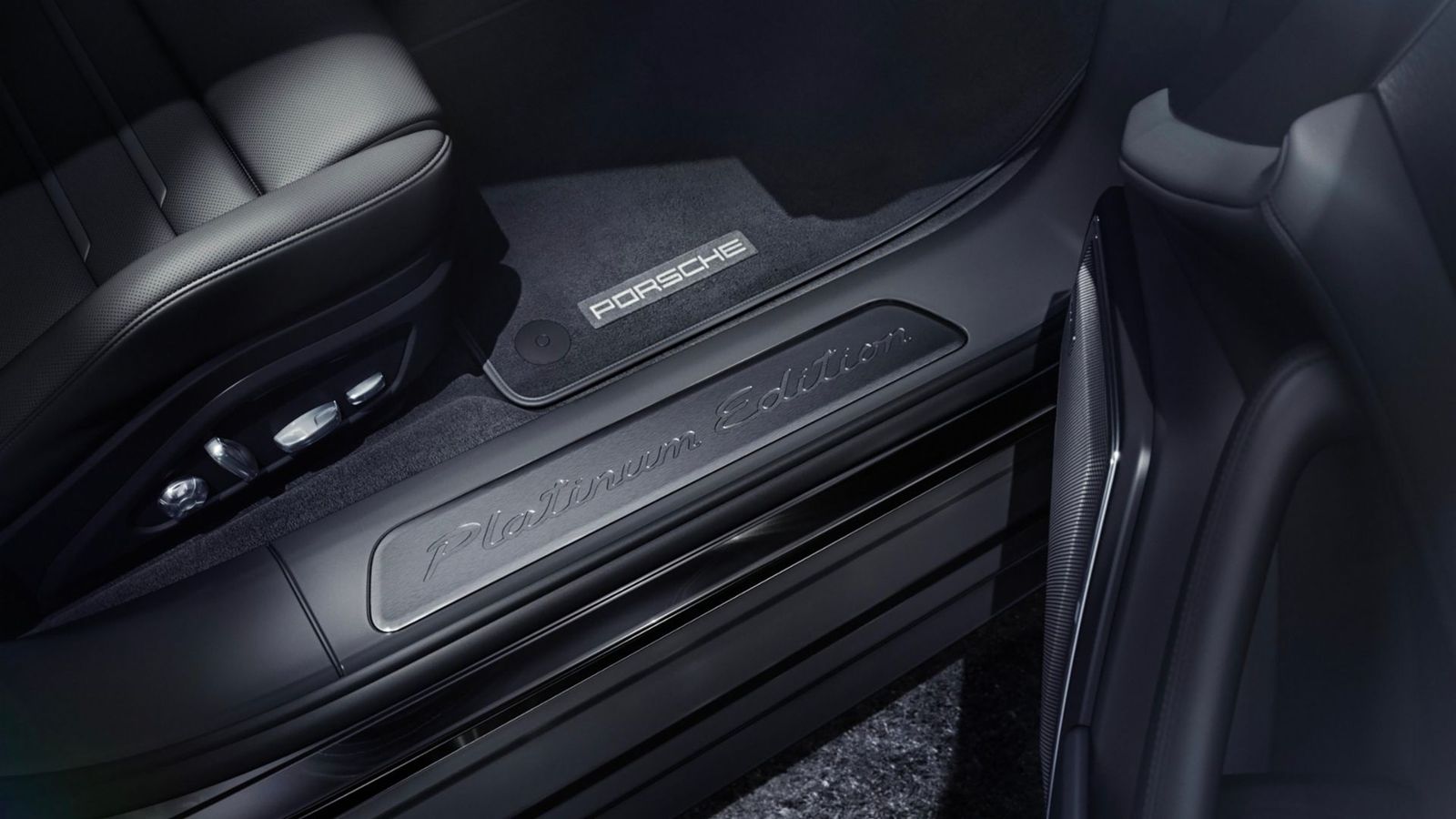 No se descuida detalle y la identificación de esta versión también aparece en los umbrales de las puertas delanteras.