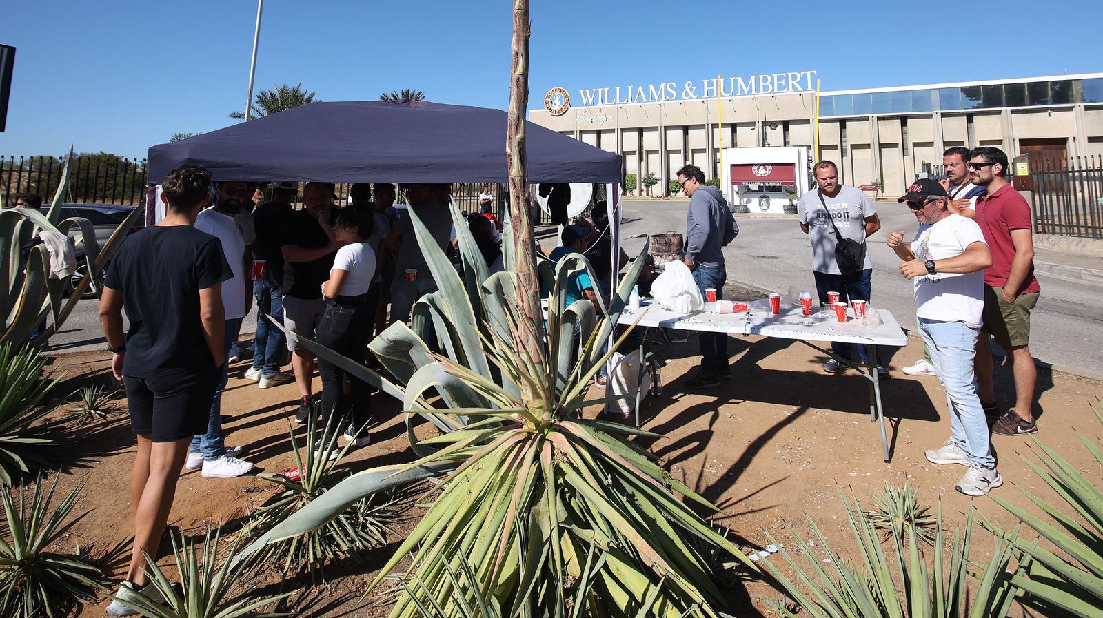Trabajadores a las puertas de las bodegas.