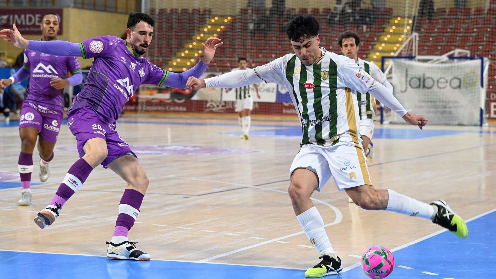 Nicolás golpea el balón en presencia de un rival.