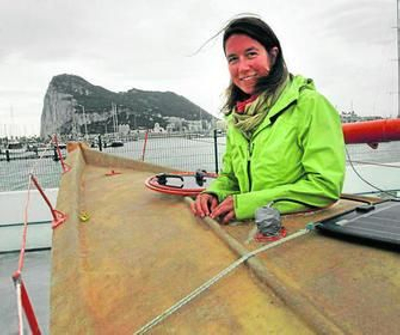 Capucine Trochet asoma por la cubierta de su 'Tara Tari' en el puerto deportivo linense, junto a Gibraltar, donde estuvo en la primavera de 2012. Capucine Trochet asoma por la cubierta de su 'Tara Tari' en el puerto deportivo linense, junto a Gibraltar, donde estuvo en la primavera de 2012.