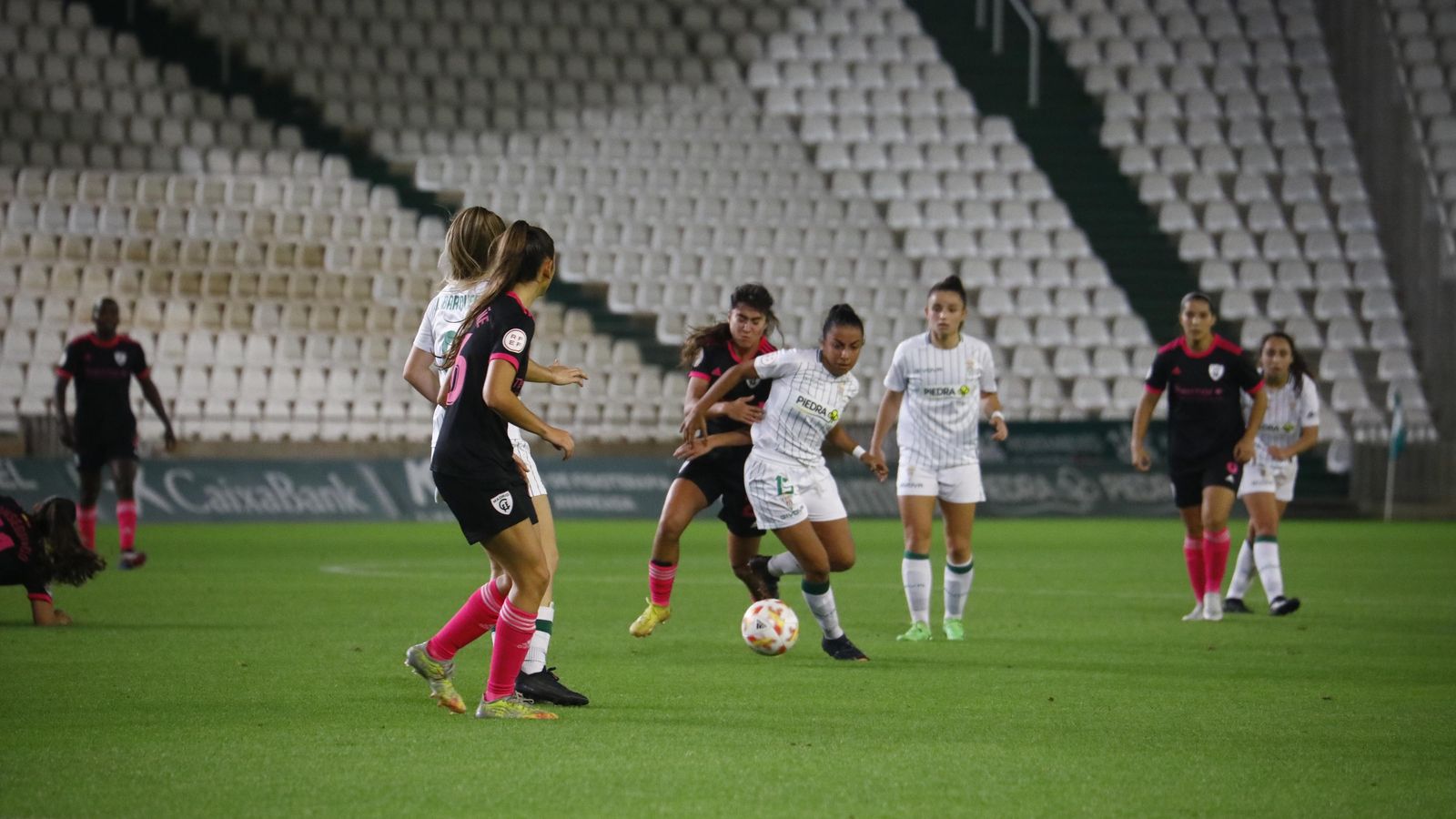 Sheyla pelea un balón ante la presión de las madrileñas.