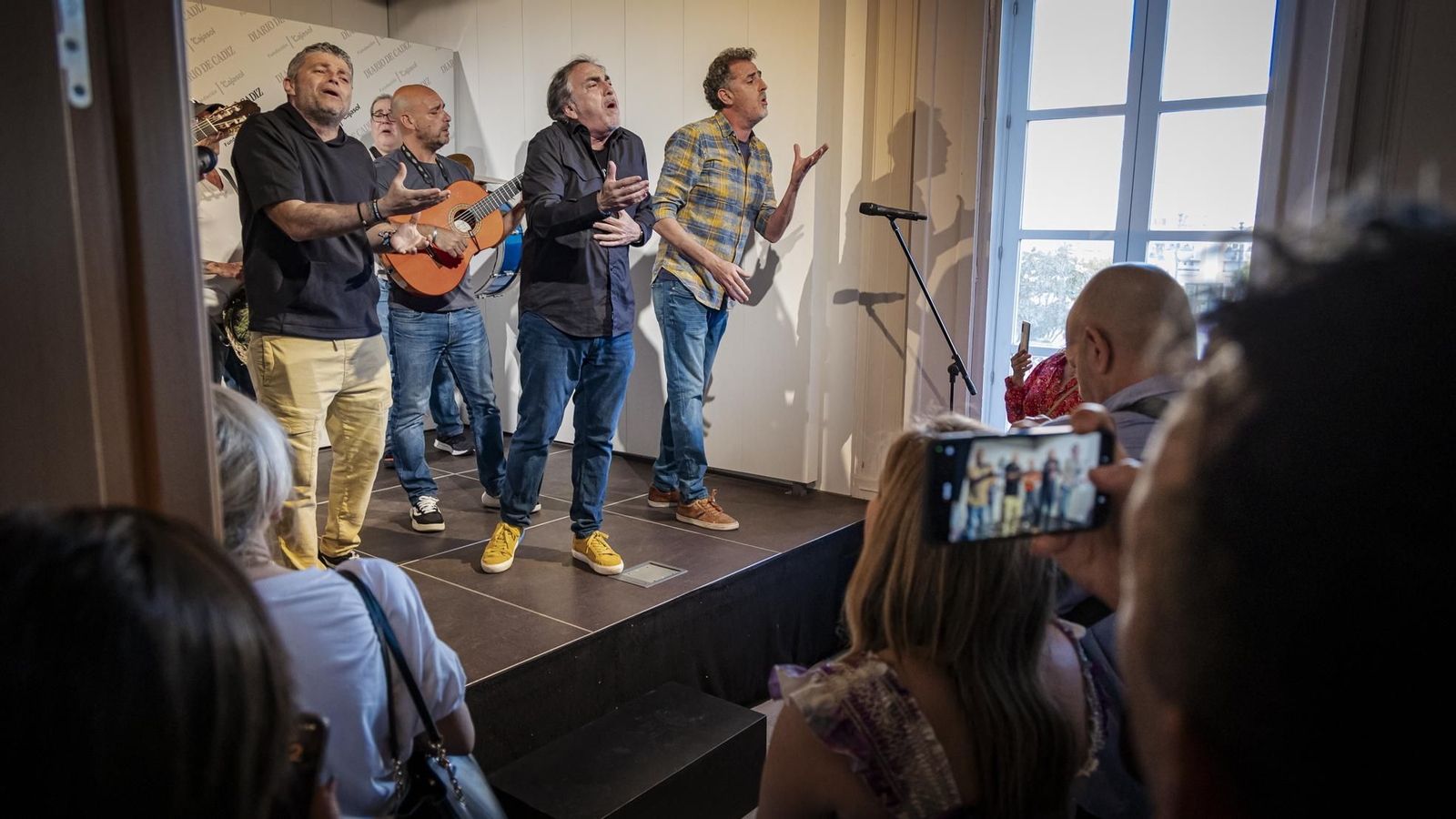 Entrega del  VIII Premio 'Emilio López' a la chirigota de 'El Selu'