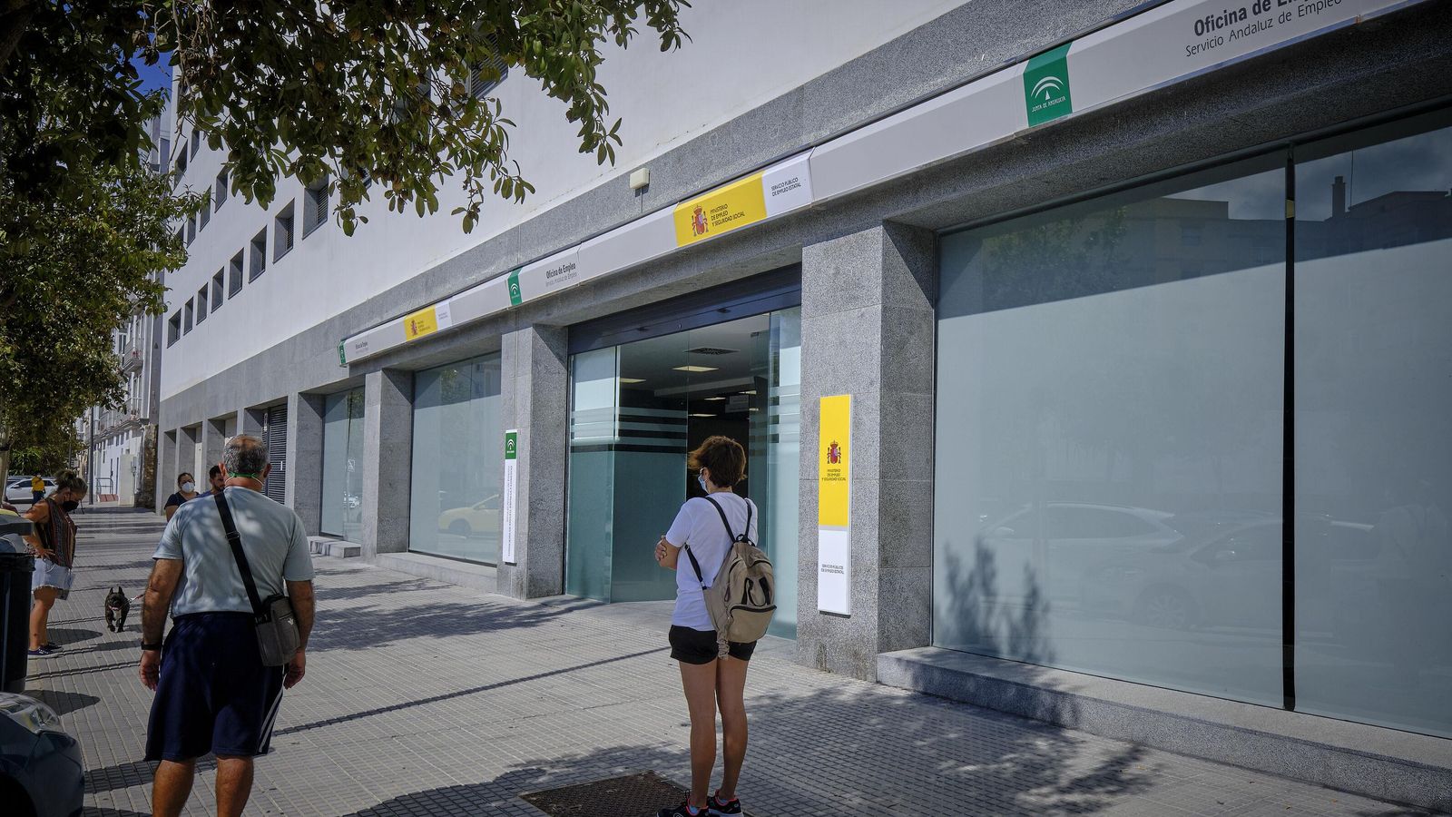Gaditanos a la espera en el Servicio Andaluz de Empleo.