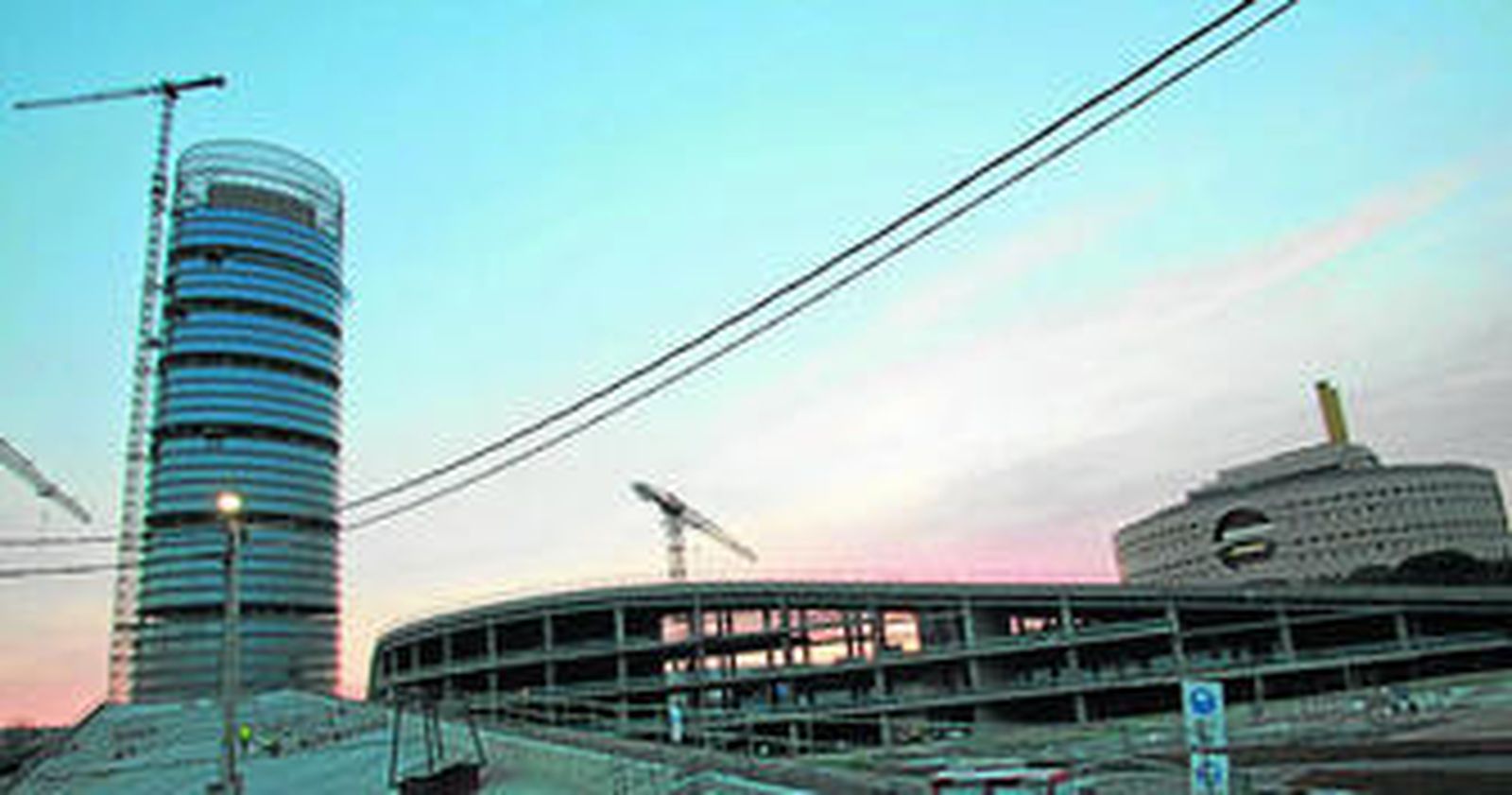 El rascacielos y los edificios comerciales anexos junto a las oficinas de la Junta de Torretriana.