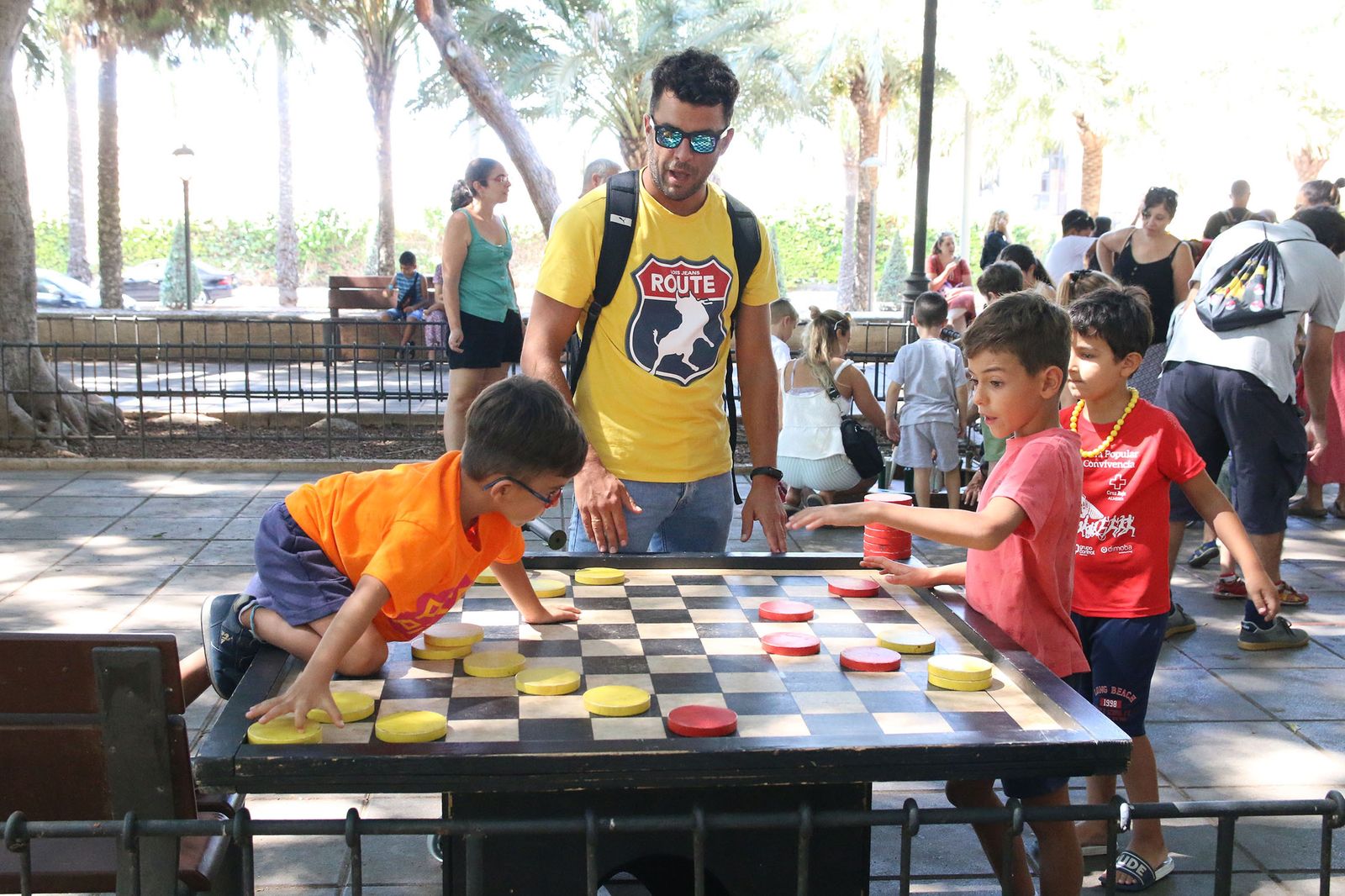 Los pequeños disfrutan descubriendo los juegos tradicionales en esta mañana de feria