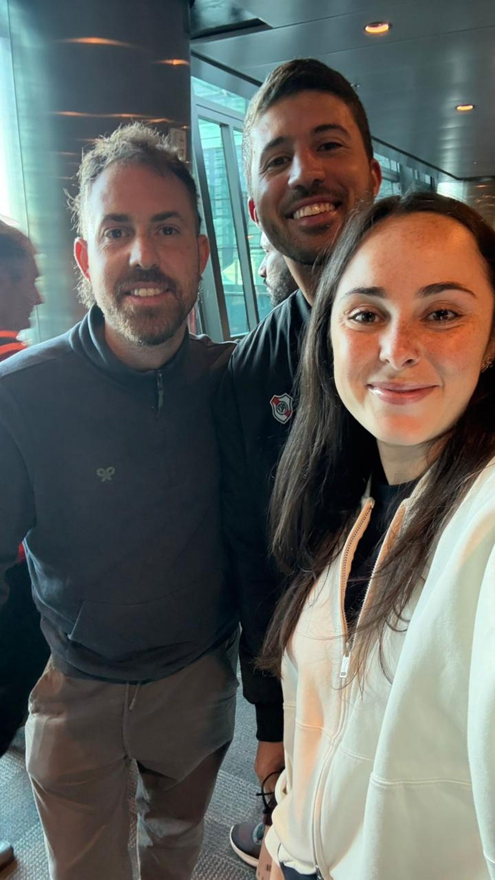 Juan Manuel junto a dos argentinos, Nicolás y Florencia, que se convirtieron en su apoyo en Doha y viajaron juntos a Madrid.