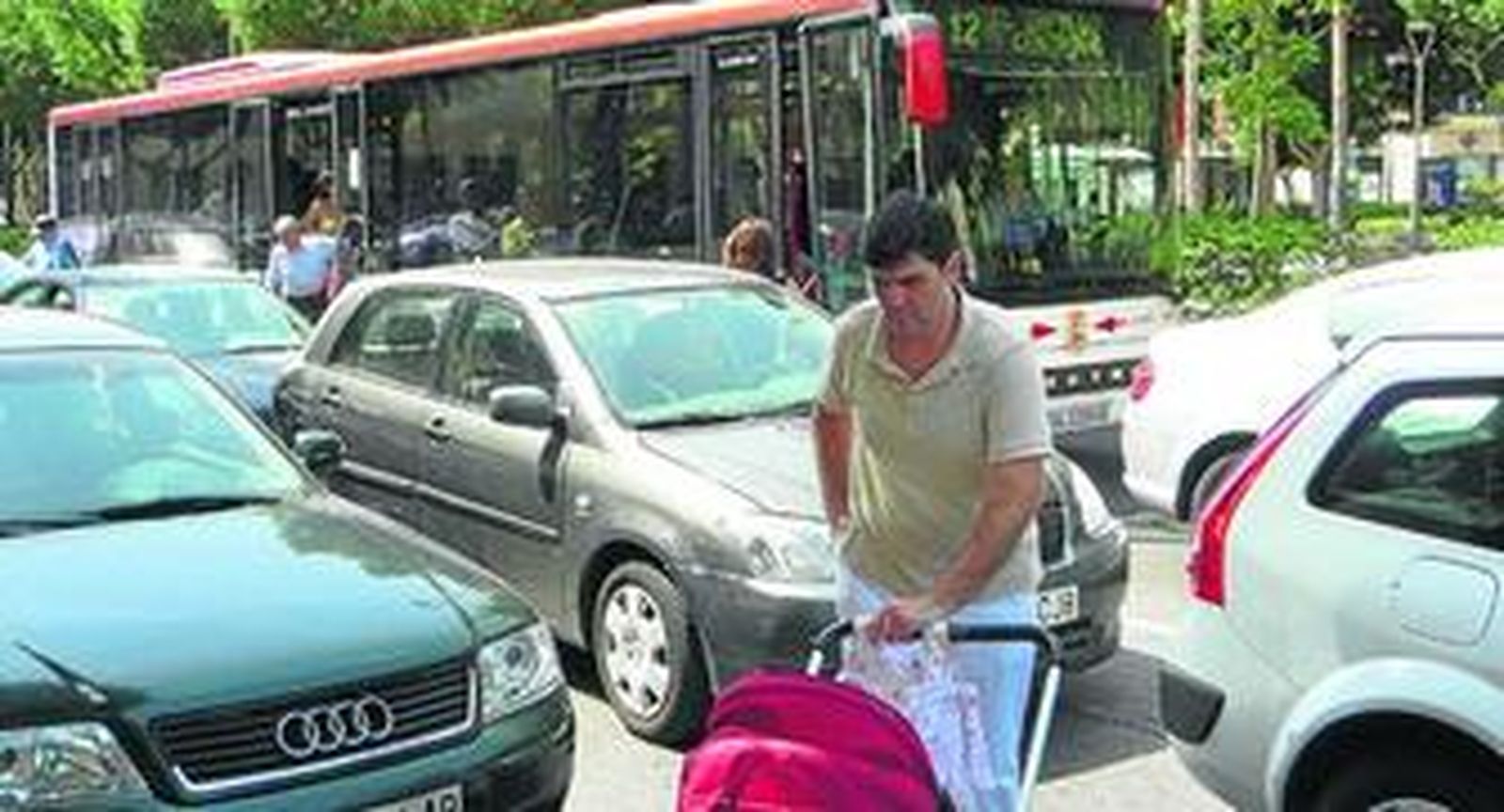 Un carril de circulación y la parada de autobús ocupados ilegalmente.