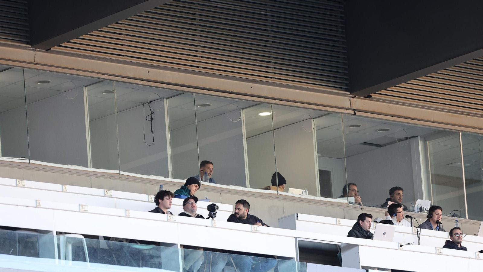 David Sánchez, sancionado, siguió el partido desde una de las cabinas de prensa.