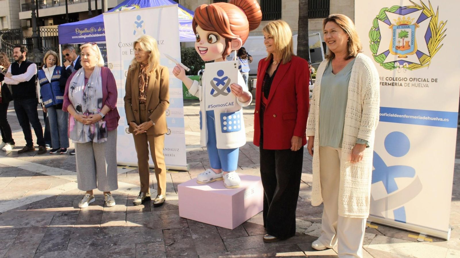 Manuela Caro, María José Rico, Pilar Miranda y Patricia Mauri junto al ninot de enfermera.