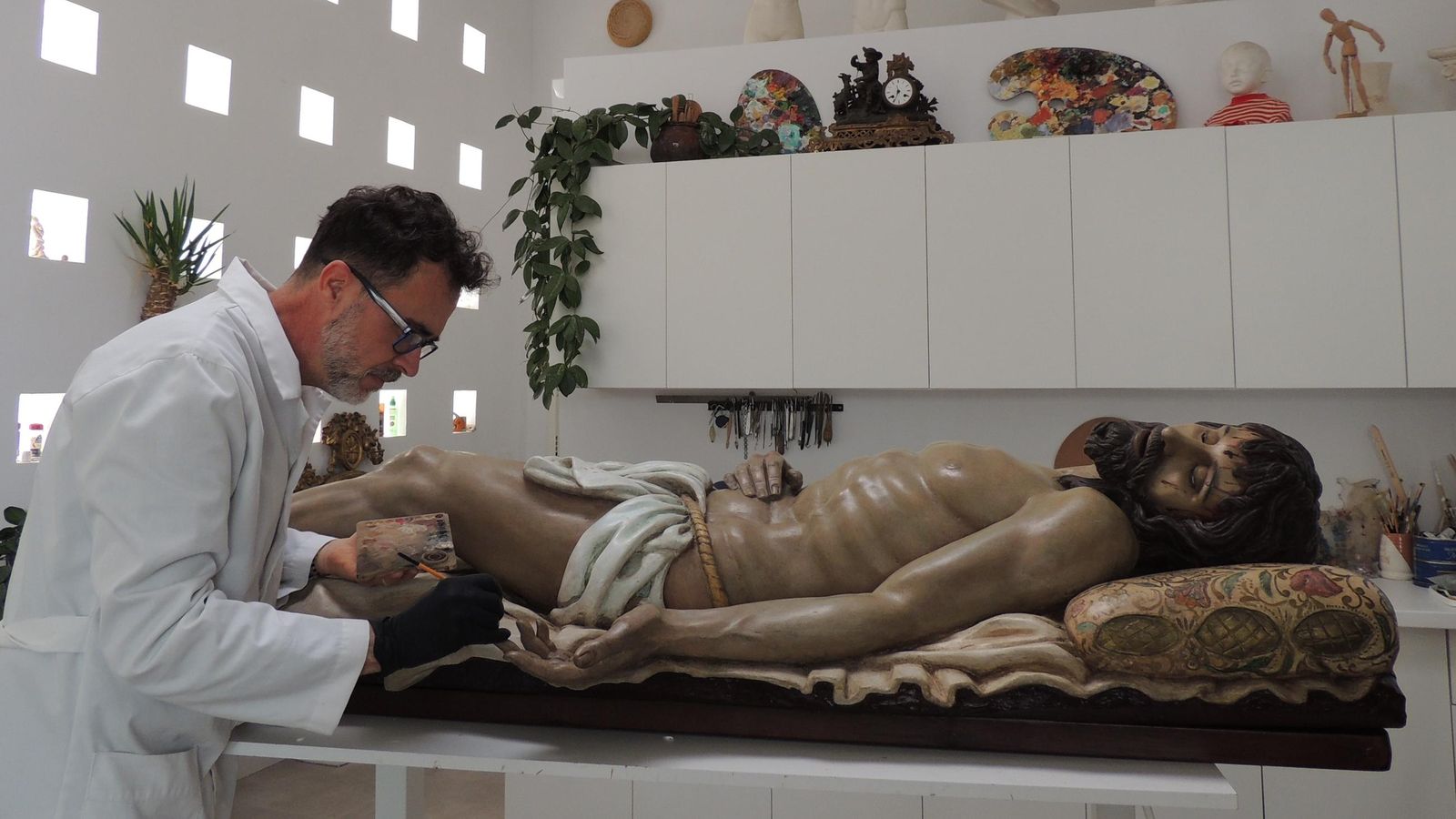 Joaquín Gilabert trabajando en el Cristo Yacente de Huércal-Overa
