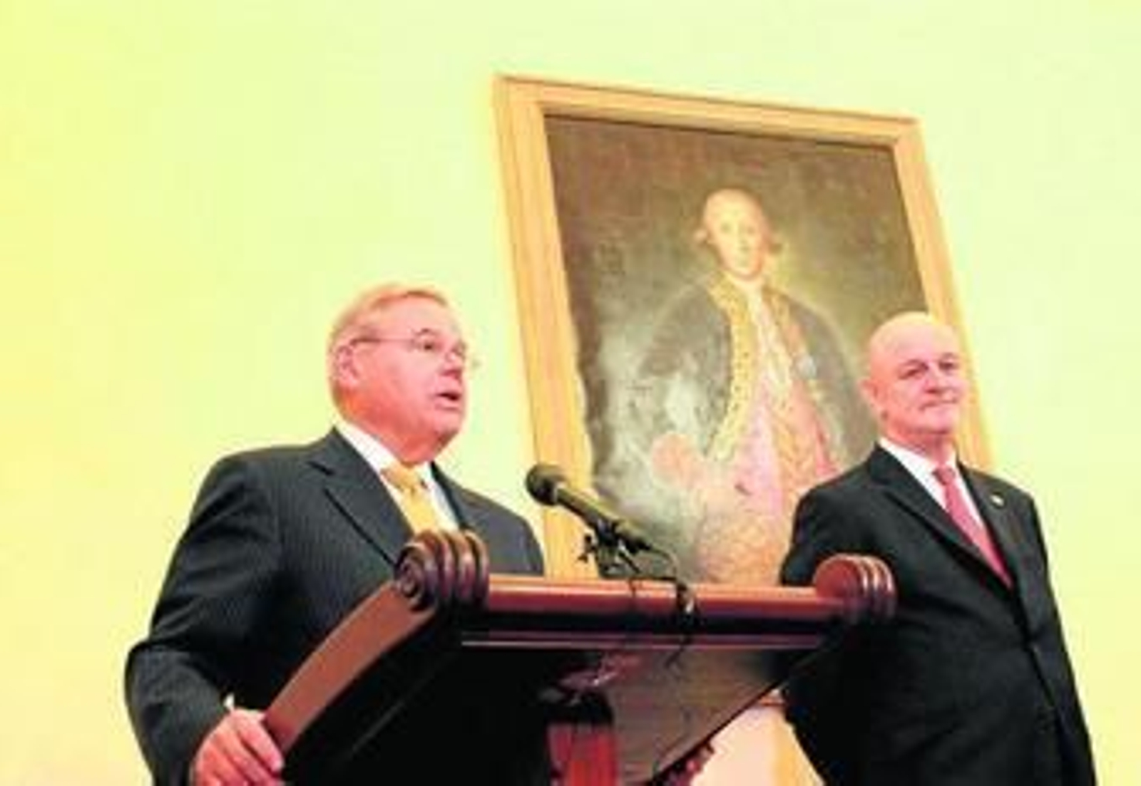 El presidente del Comité de Relaciones Internacionales del Senado junto al embajador de España en Washington. El presidente del Comité de Relaciones Internacionales del Senado junto al embajador de España en Washington.