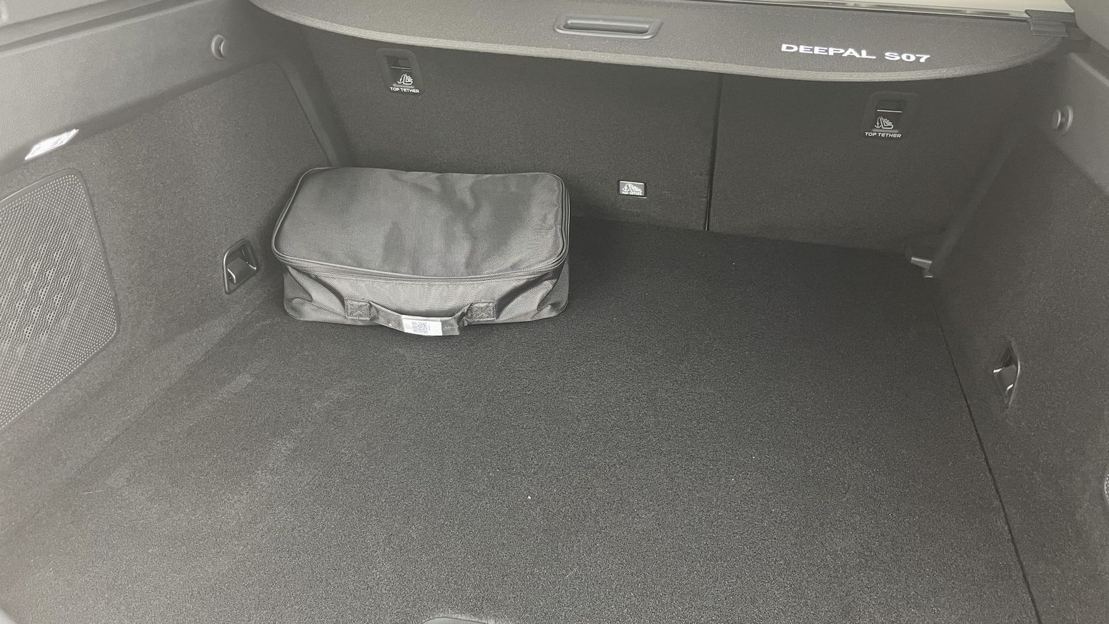 Sorprendentemente, el maletero del Deepal S05 es más capaz que el del S07, en el que sí hay más profundidad, pero menos anchura. También tiene la ventaja de que su plano de carga enrasa con el piso del maletero.