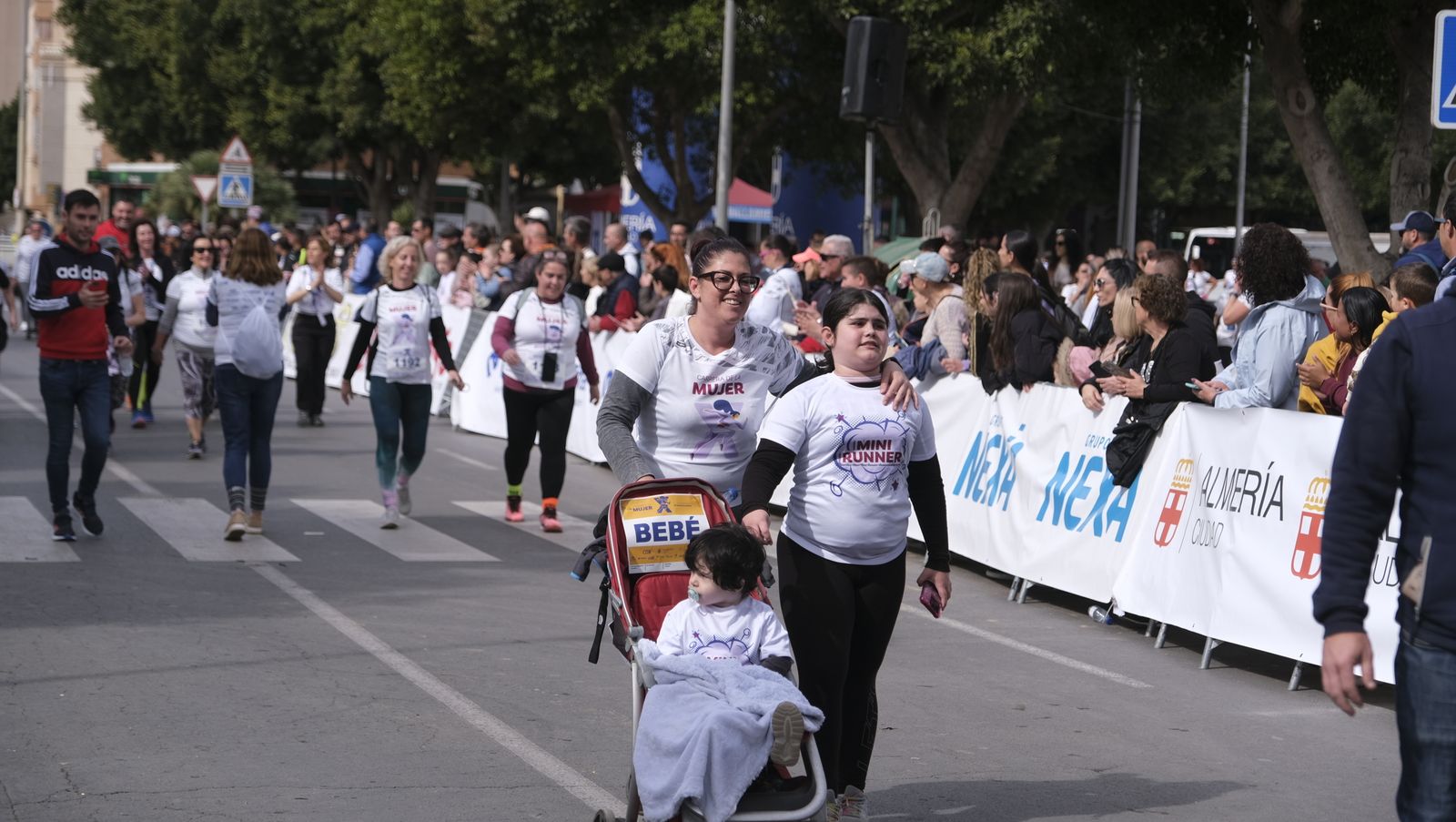 Imágenes de la Carrera de la Mujer 2023 en Almería