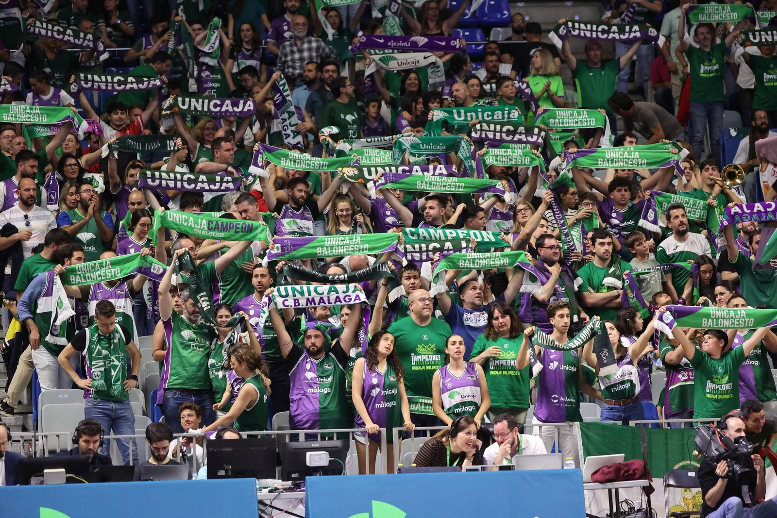 La afición del Unicaja anima durante un partido.