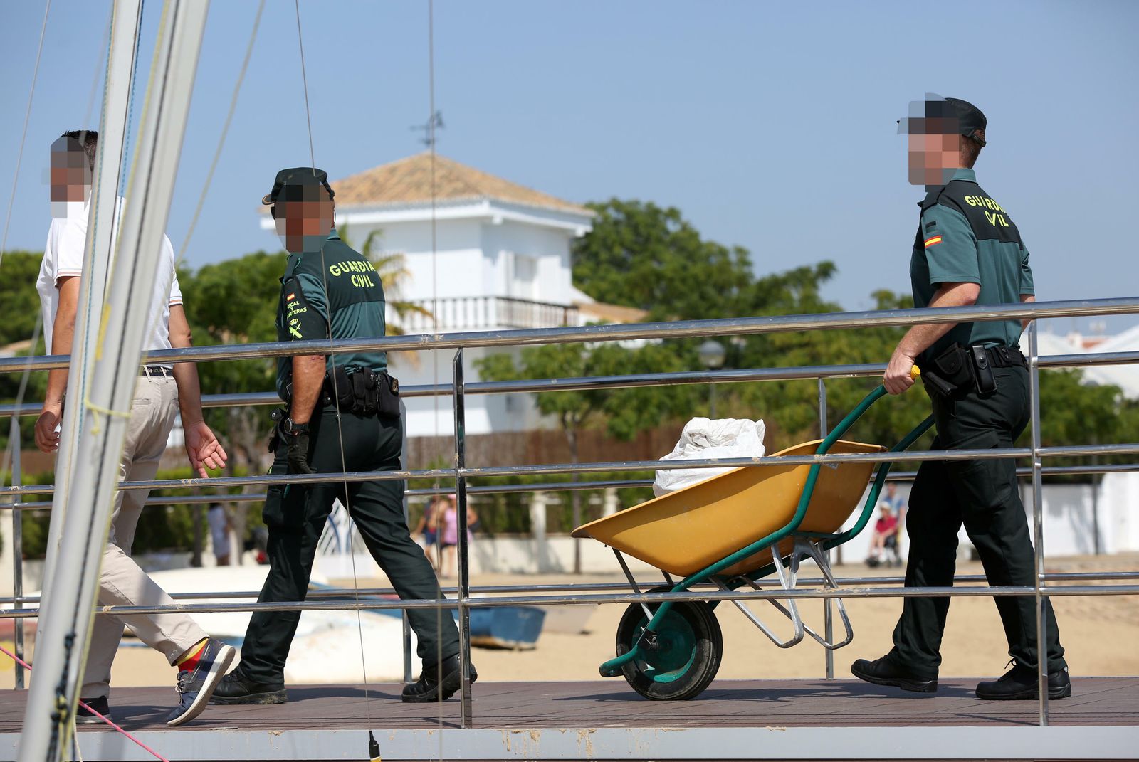 Momento en el que dos agentes de la Guardia Civil retiran la droga.