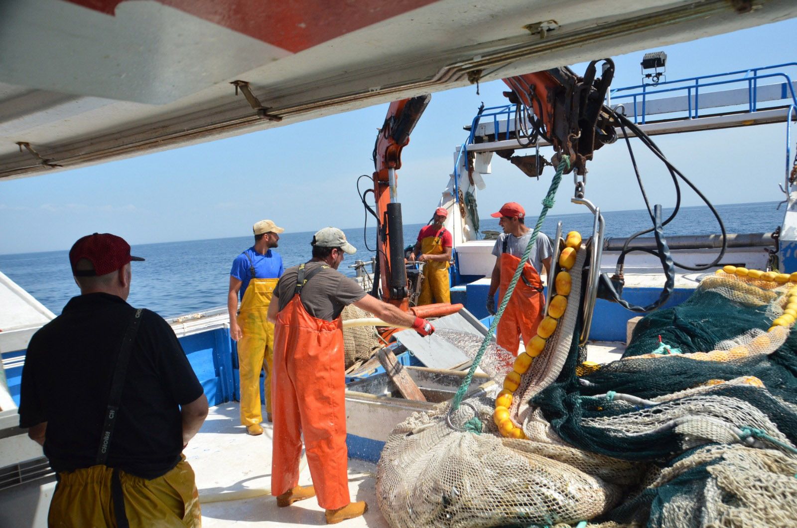 Pescadores a bordo de su barco