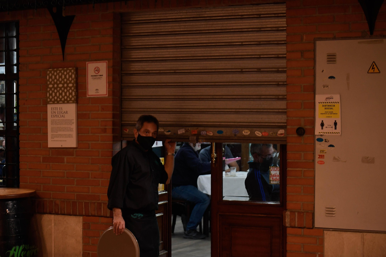 Fotos de los bares de Granada cerrando a las 22:00 horas