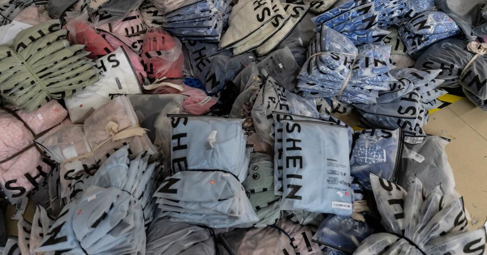 Aglomeración de paquetes de Shein.