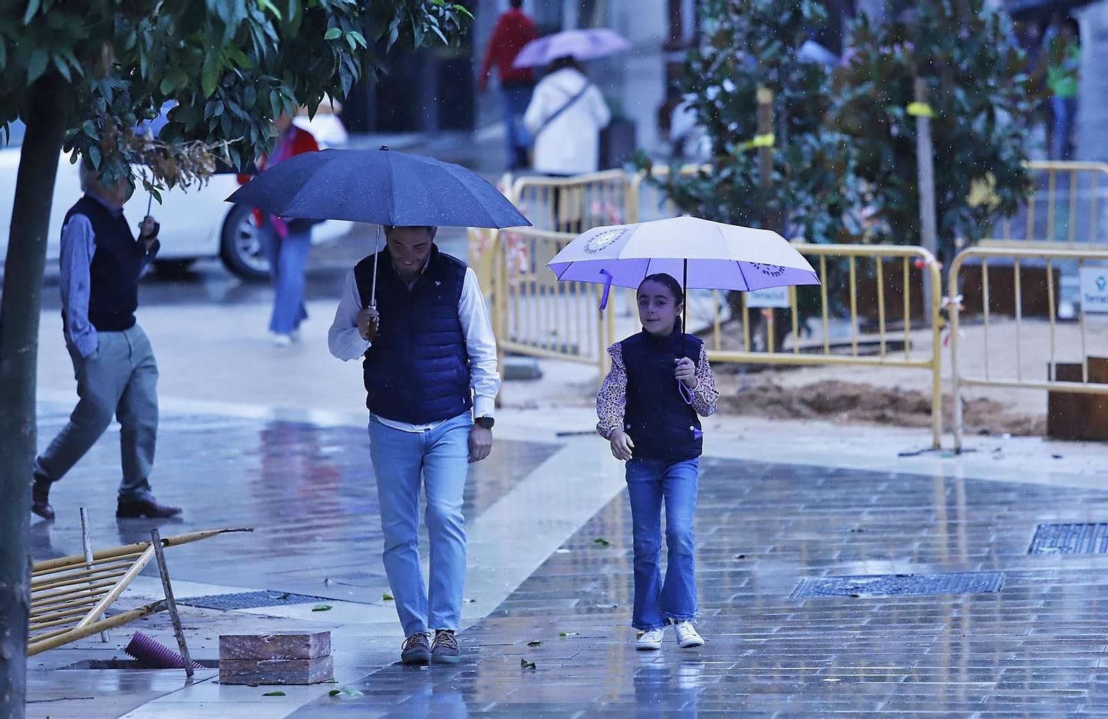 Imágenes de la mañana lluviosa de domingo en Huelva