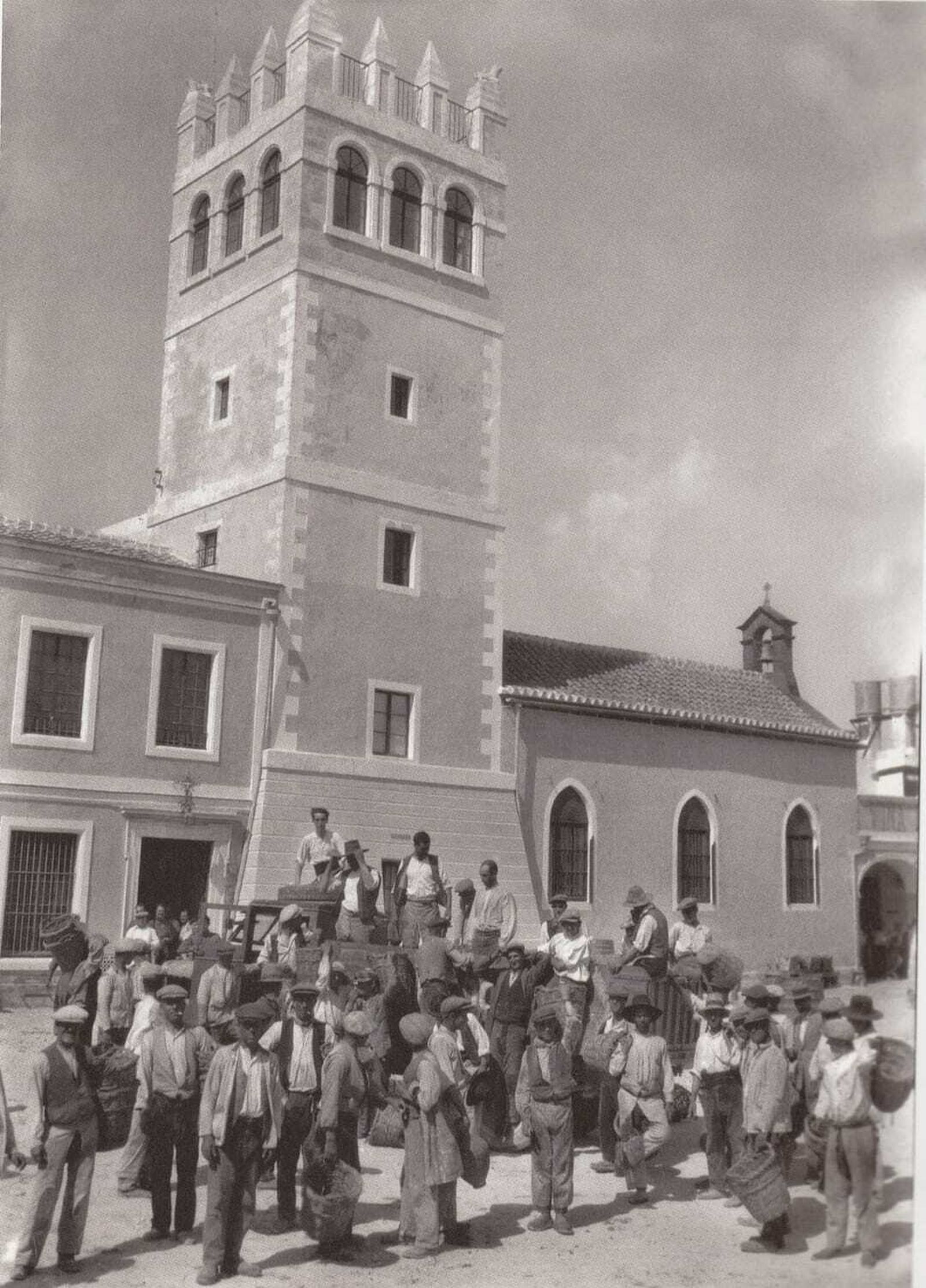 Obreros ante el castillo de Macharnudo.