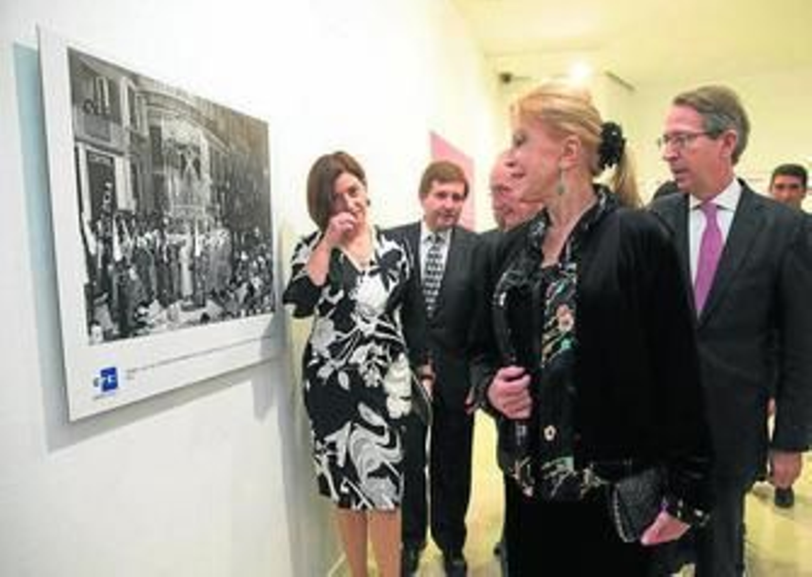 La baronesa Thyssen junto al presidente de Efe, José Antonio Vera, en la inauguración es la exposición.