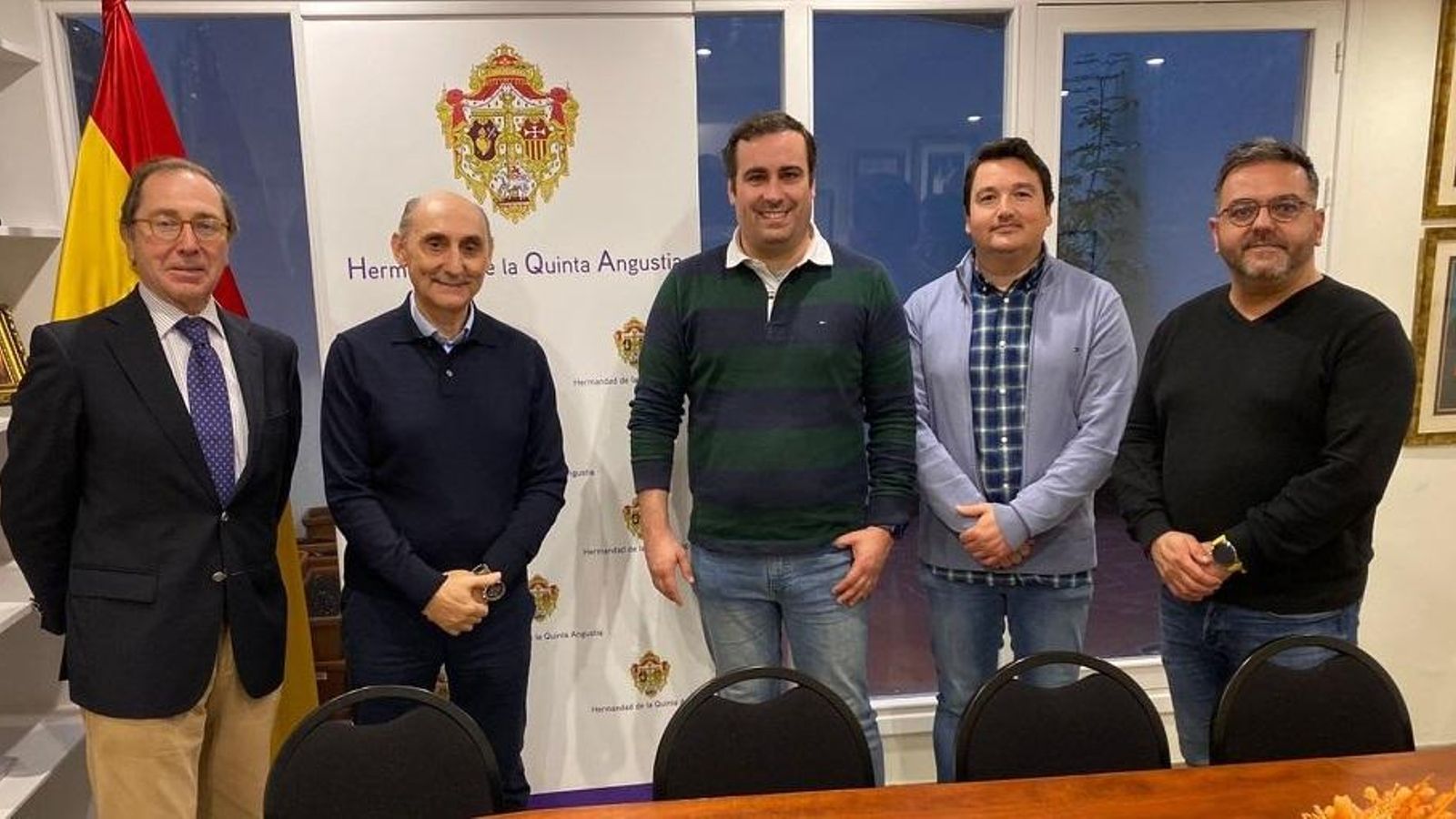 Rafael Jaén, hermano mayor de la Quinta Angustia, con miembros de la banda de la Estrella de Córdoba. Rafael Jaén, hermano mayor de la Quinta Angustia, con miembros de la banda de la Estrella de Córdoba.