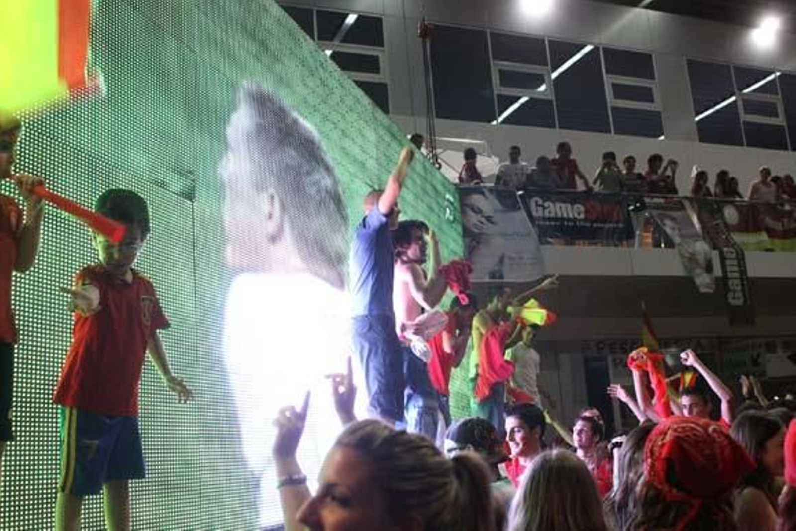 Nadie se quedó en casa para celebrar el triunfo de la selección en Sudáfrica

Foto: Paco Guerrero/Vanessa Perez