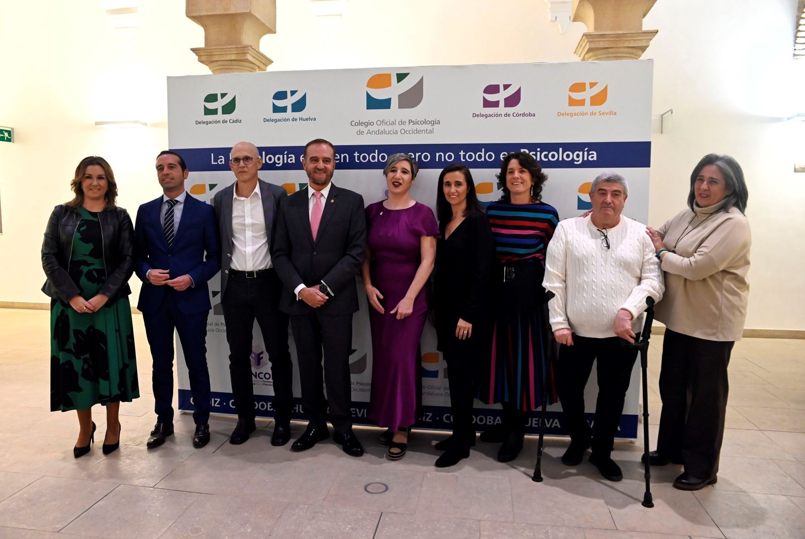 Foto de familia al inicio del encuentro.